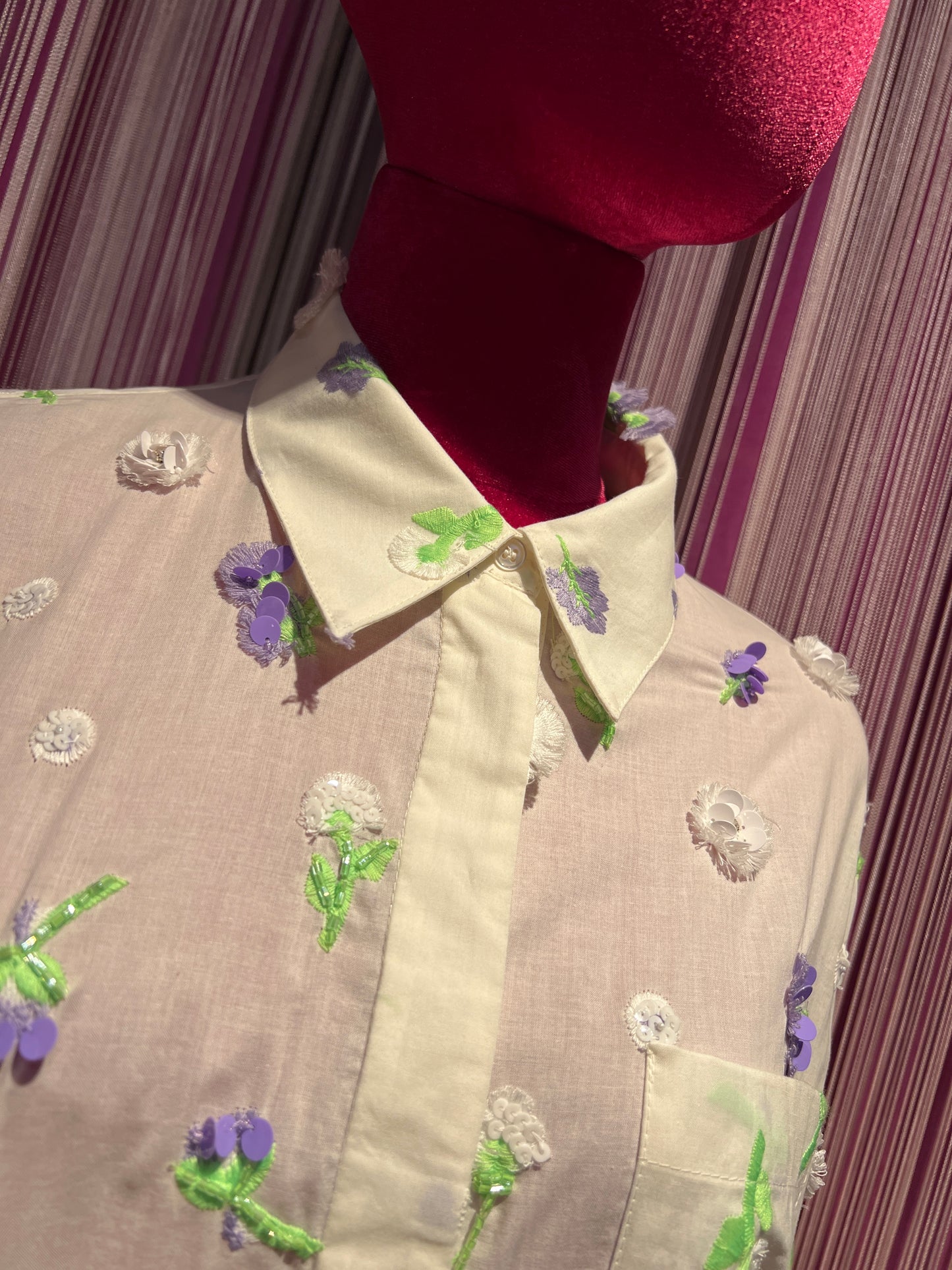 Essentiel antwerp abito chemisier avorio con decorazione floreale paillettes strass e perline verdi e viola