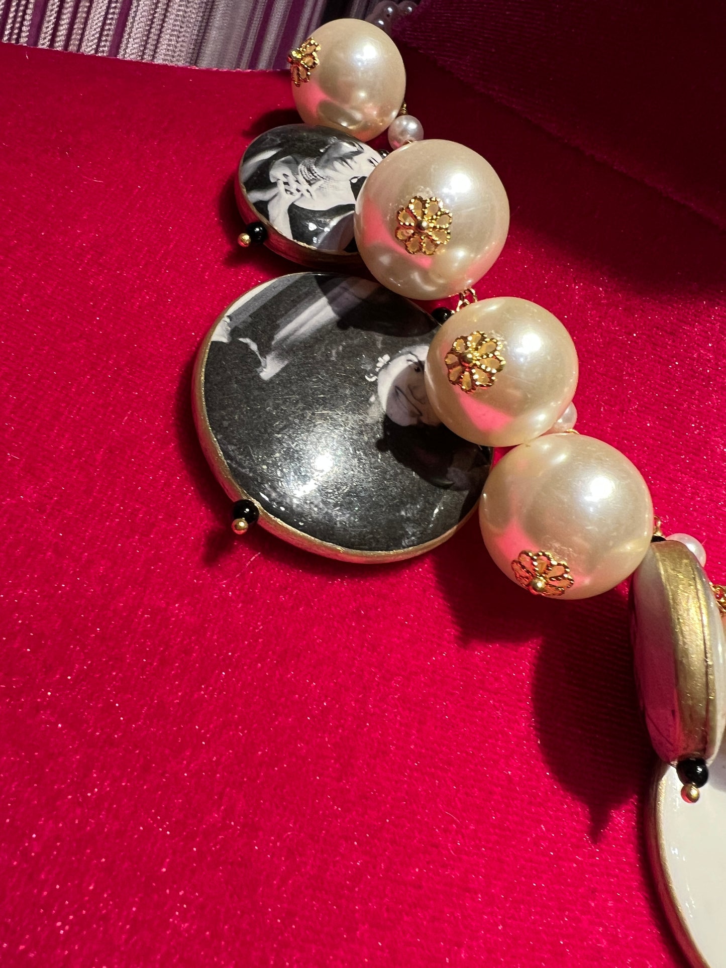 Collana girocollo perle rosario con pendenti donne iconiche