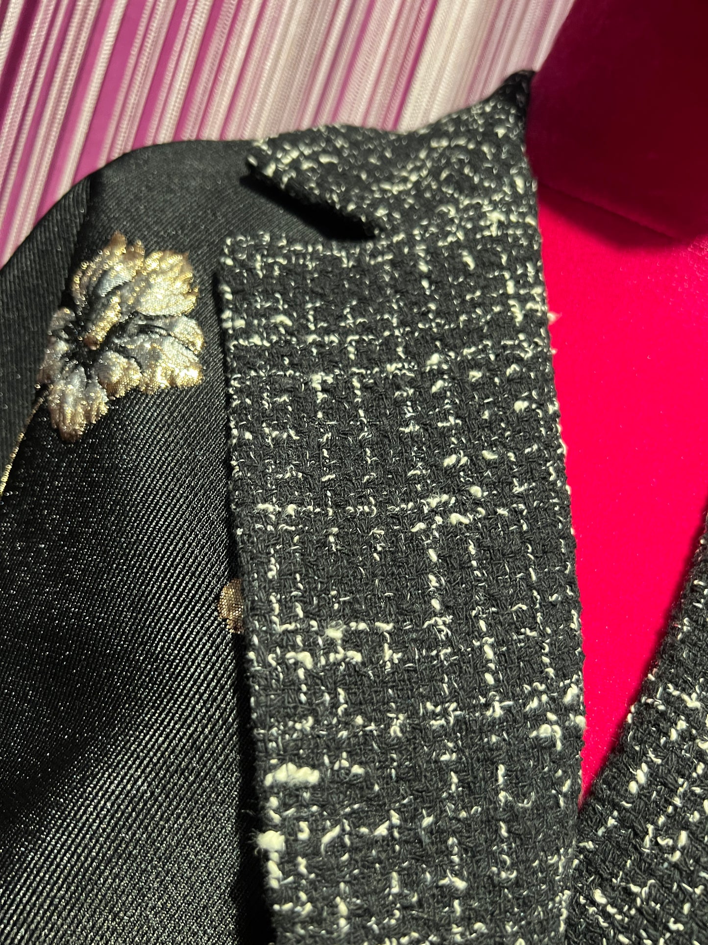 5 Progress cappotto fondo nero con patch rosa nera di paillettes , colletto e dietro tweed nero e bianco