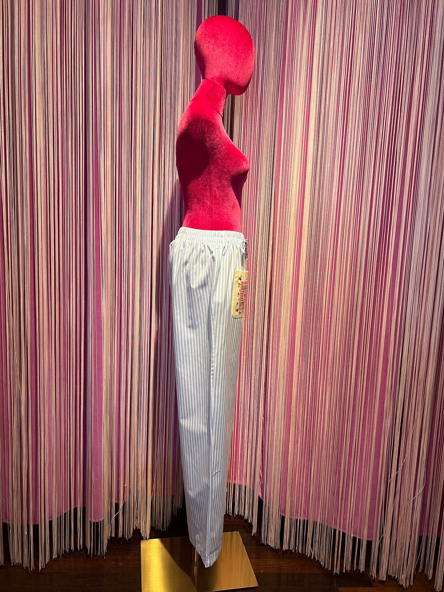 Mon amour Paris completo camicia a righe bianco e celeste rosa e bianco e giallino e bianco con tasche cuore e sole , pantalone a righe celeste e bianco con elastico in vita tasche con scritta bisous bisous