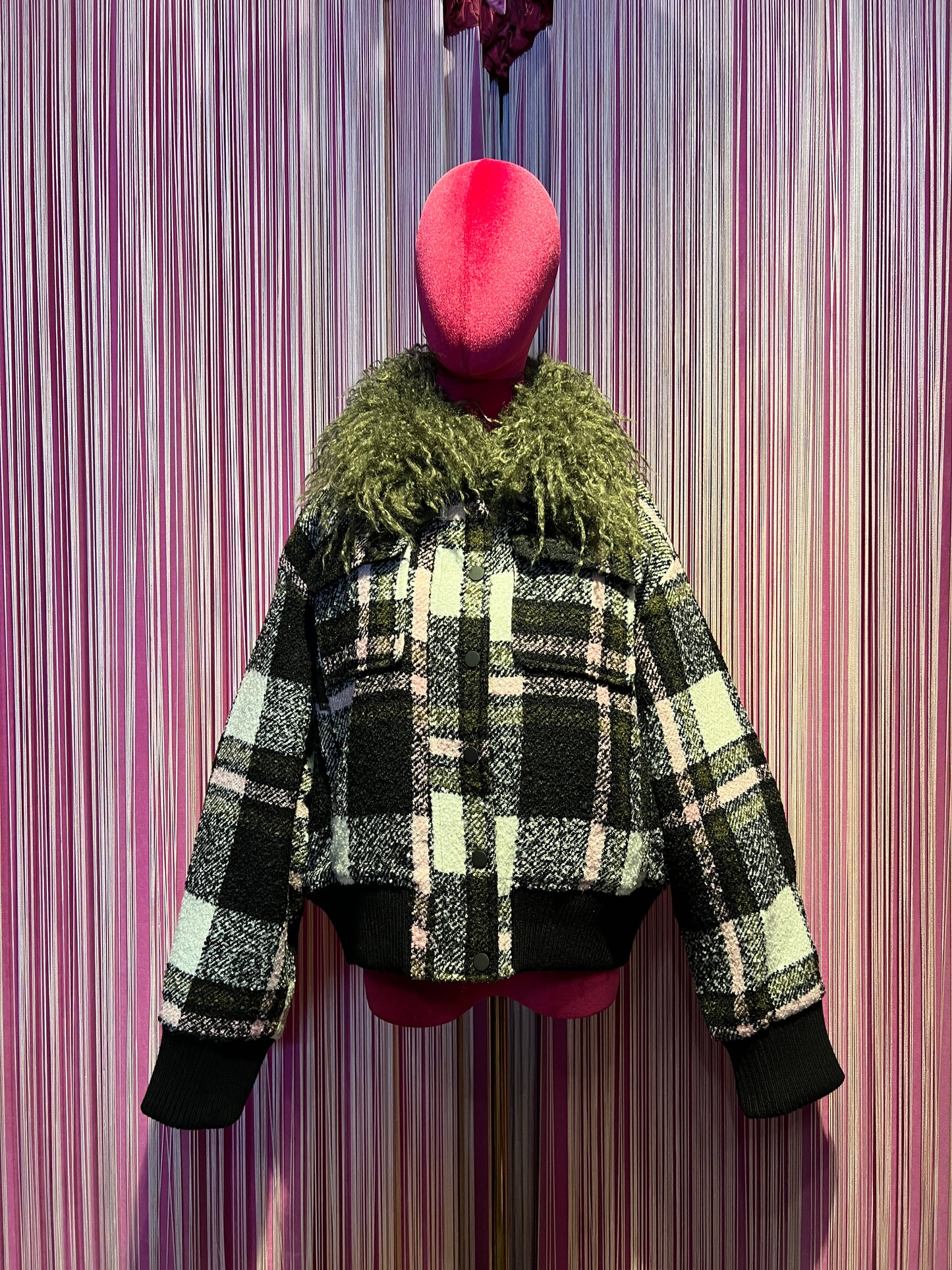 Essentiel antwerp giacca bomber a quadri neri , bianco e rosa con collo in pelliccia sintetica removibile