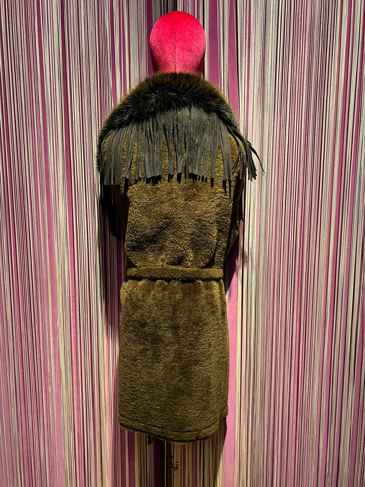 Uncommon gilet simil montone cioccolato con collo simil pelliccia ,frange e cinta