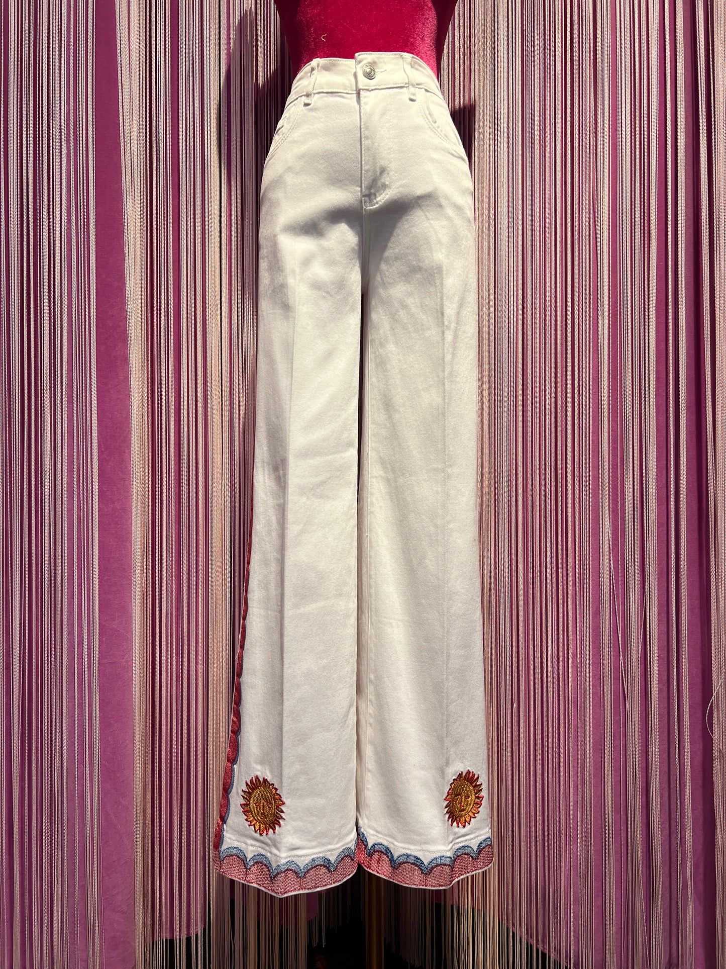 Mon amour Paris pantalone jeans denim bianco con bordo laterale decorato e ricamo sole stilizzato(Le taglie dei capi sono espresse in formato internazionale (S, M, L, XL…) e accompagnate dalla corrispondente taglia francese indicata in etichetta.