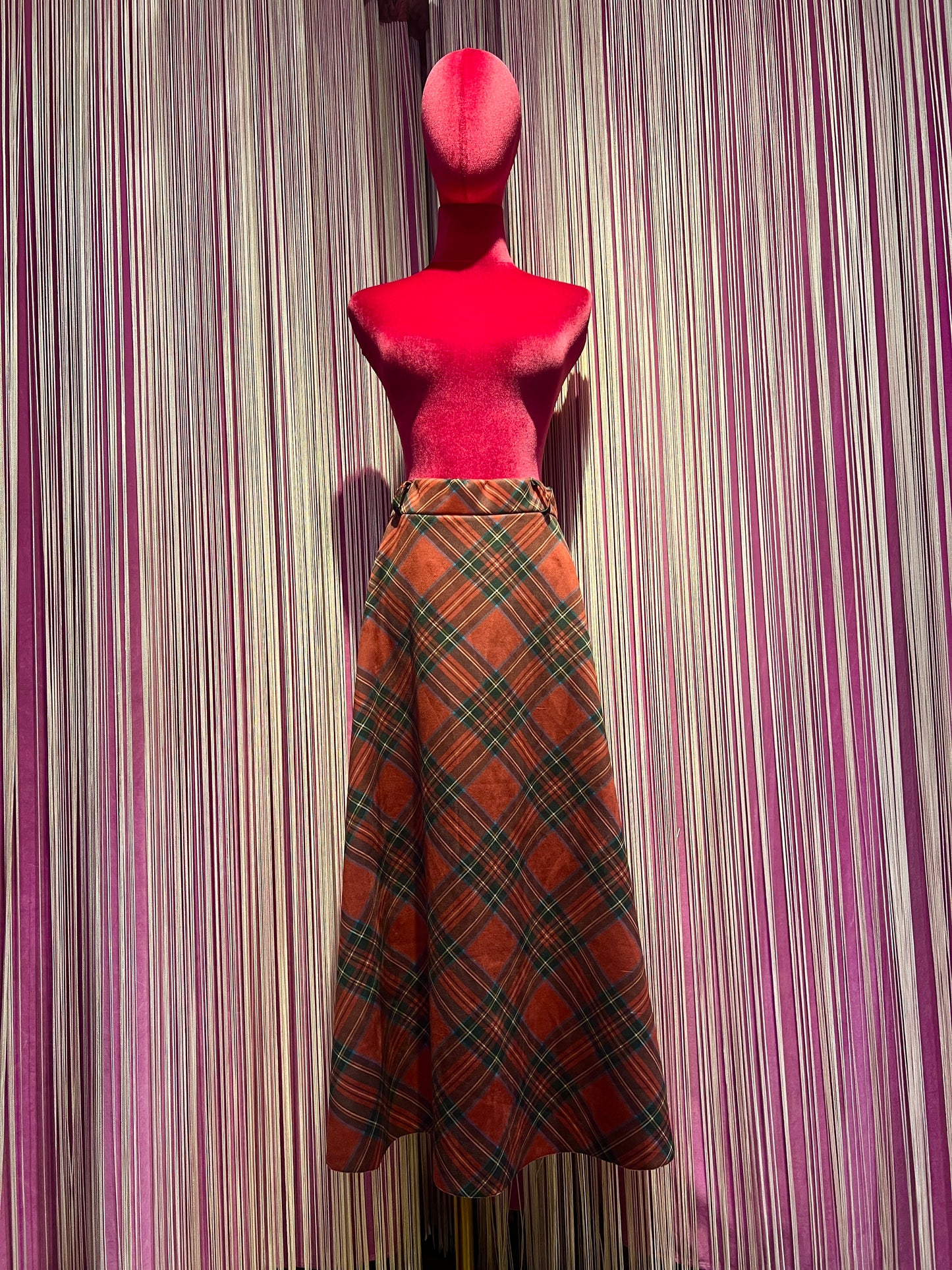 The room gonna con elastico fantasia tartan rossa