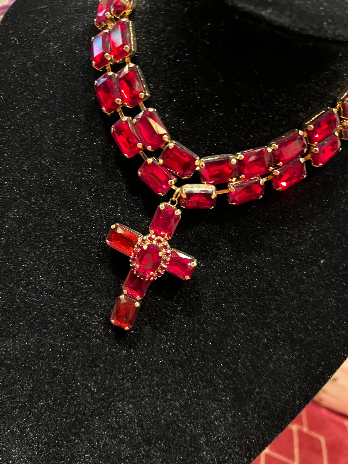 Collana girocollo a due fili di zirconi rossi con croce rossa