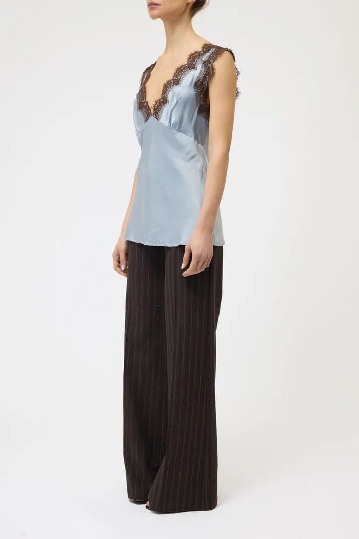 Pink memories top celeste scollo a V con pizzo marrone