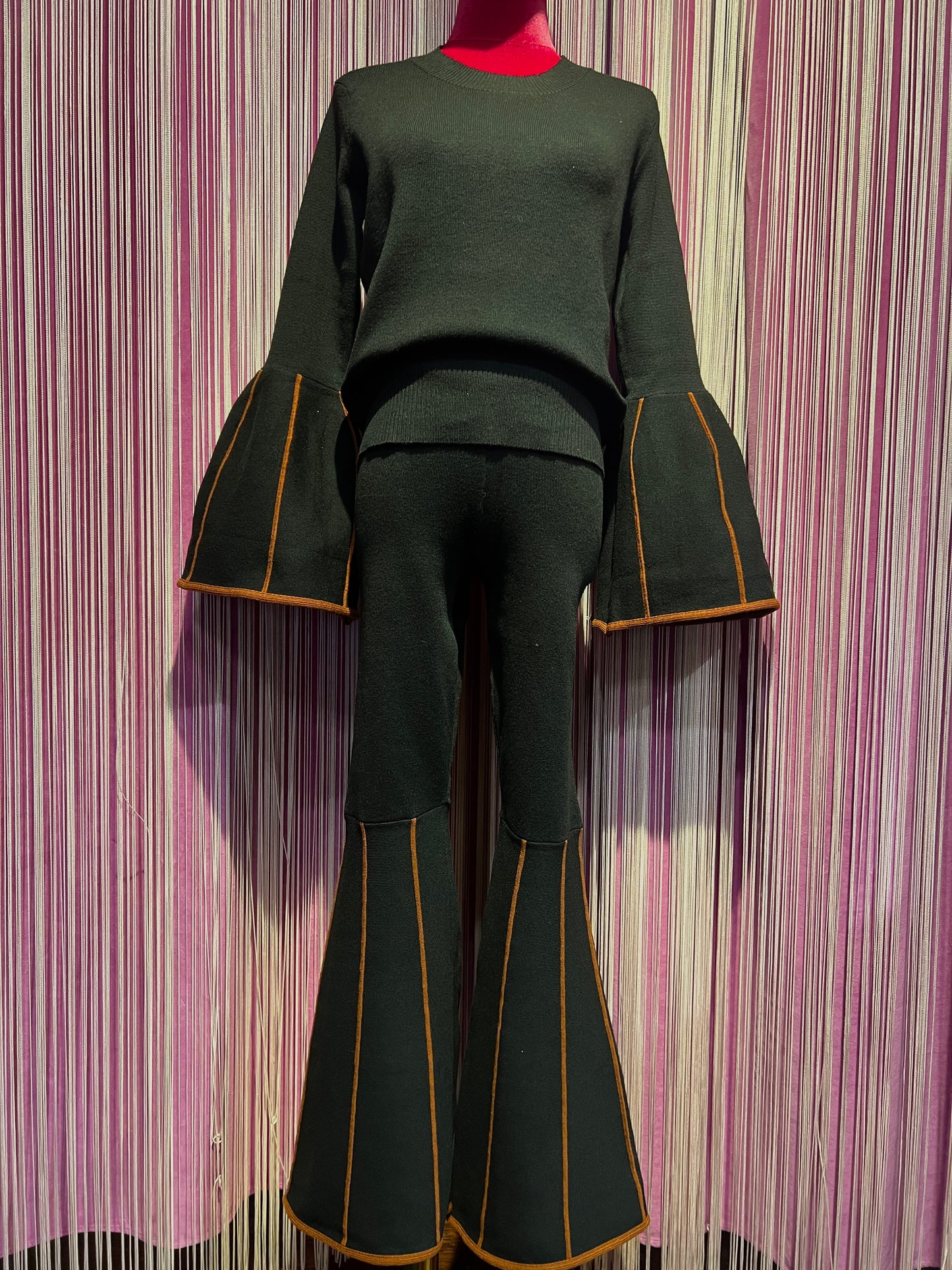 Amosa completo in maglia  , maglia maniche a campana , pantalone a zampa  elastico in vita