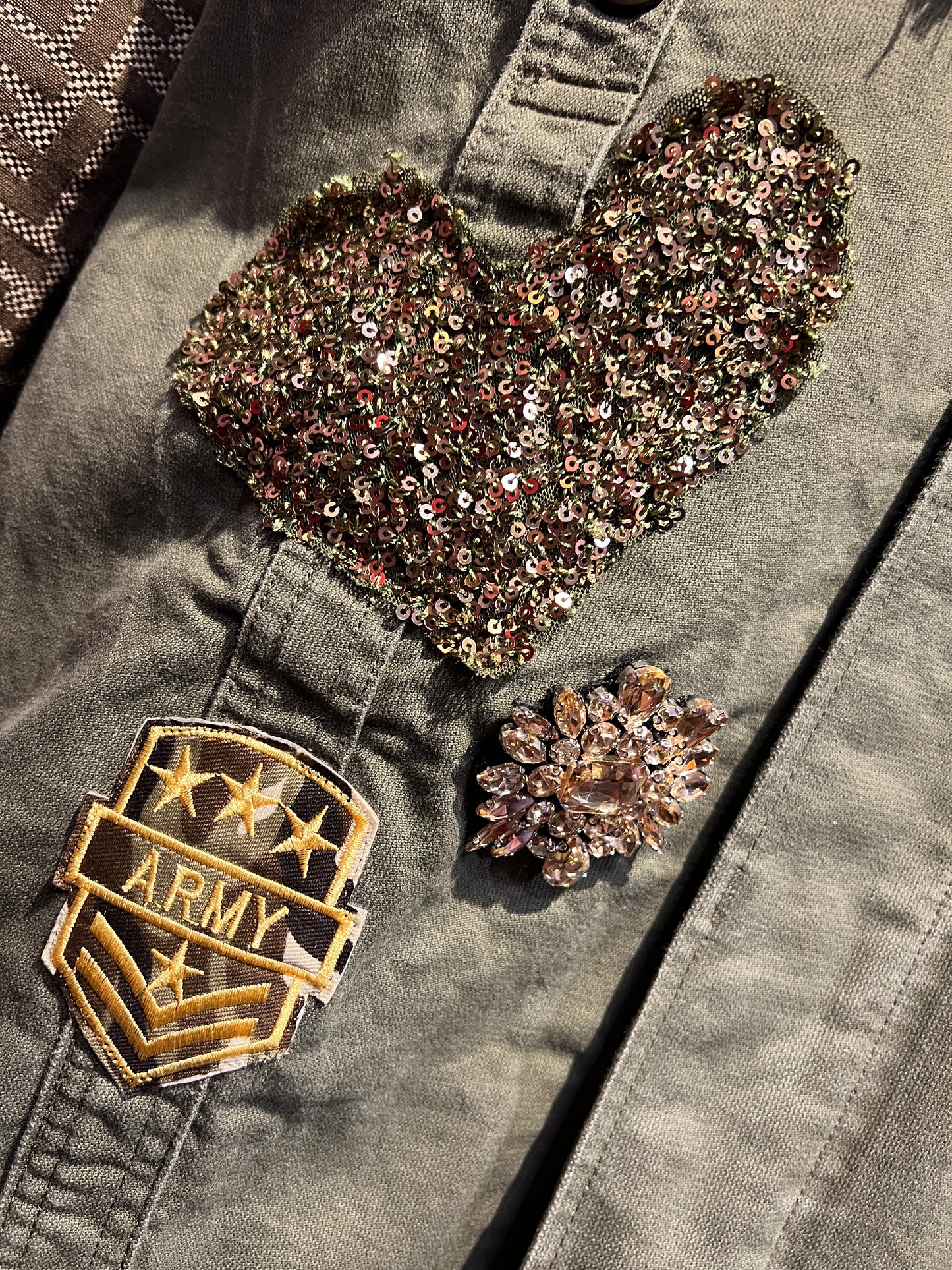 ABpink 🩷la verdina , giacca militare con maniche logate pacht cuore paillettes oro e mostrine