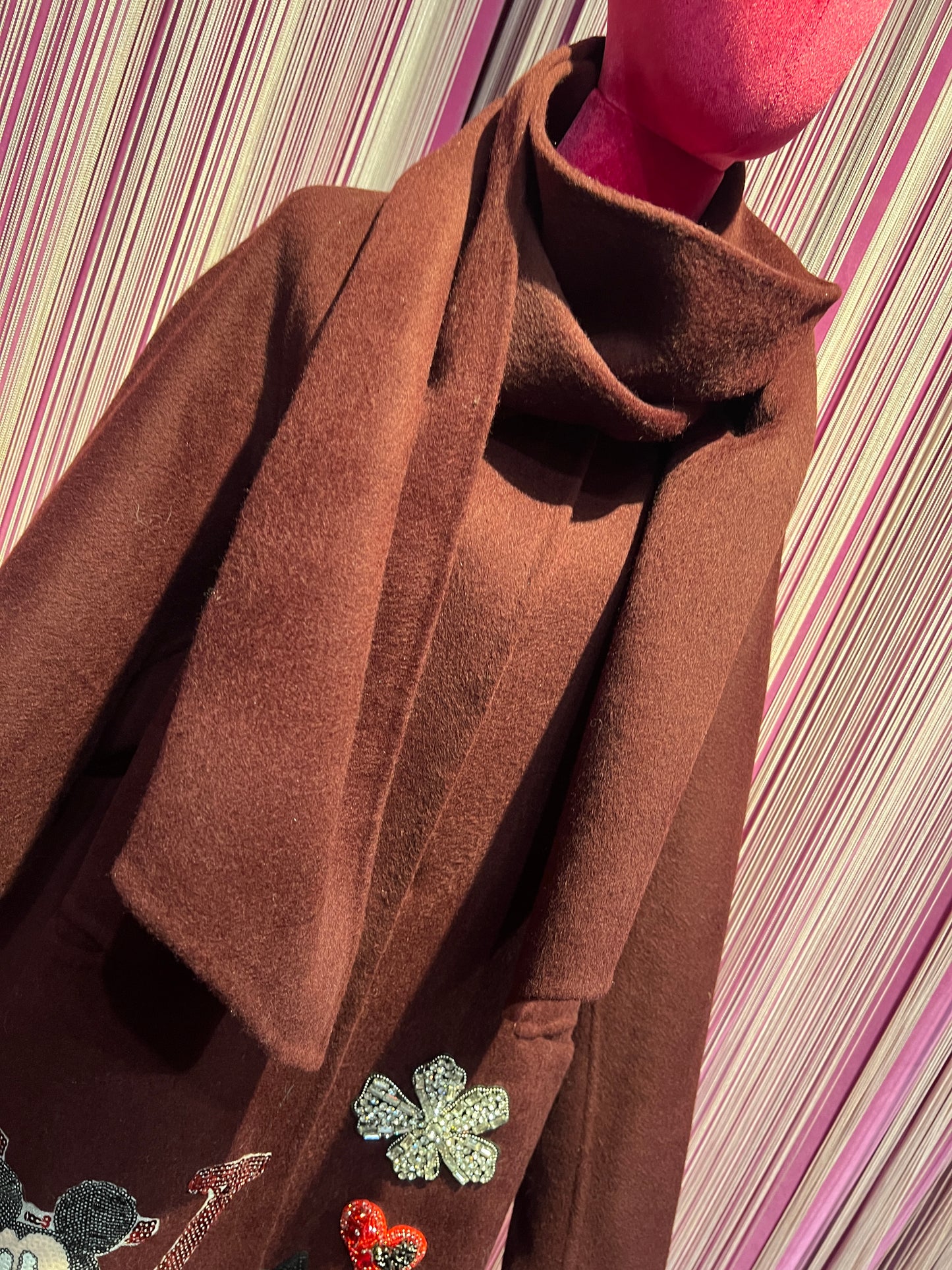 ABpink 🩷cappotto sfoderato Burgundy con frange e sciarpa rimovibile, patch cristalli e patch paillettes topolino