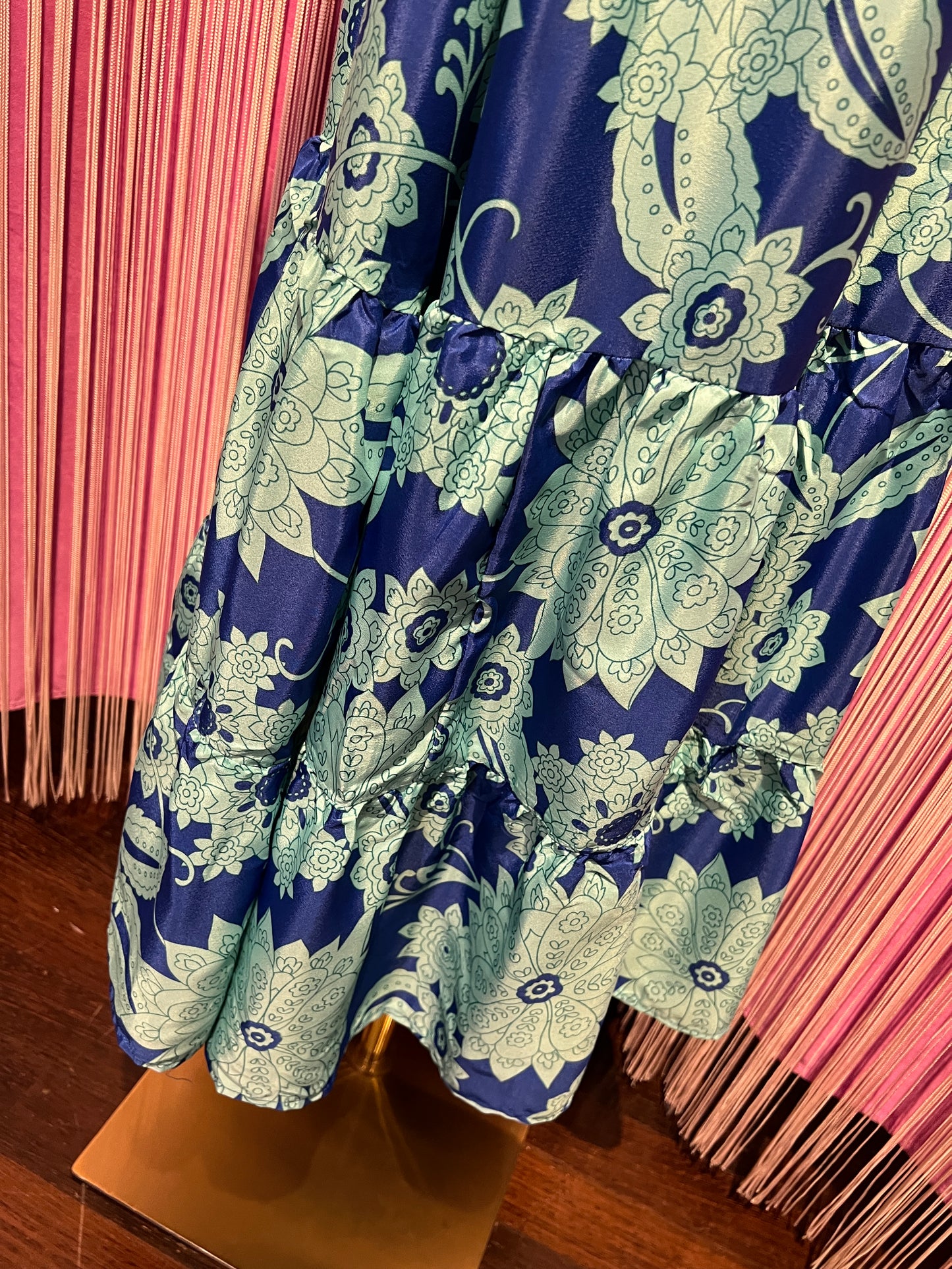 Mon amour Paris abito lungo con balze in seta scollato fantasia floreale azzurra e turchese
