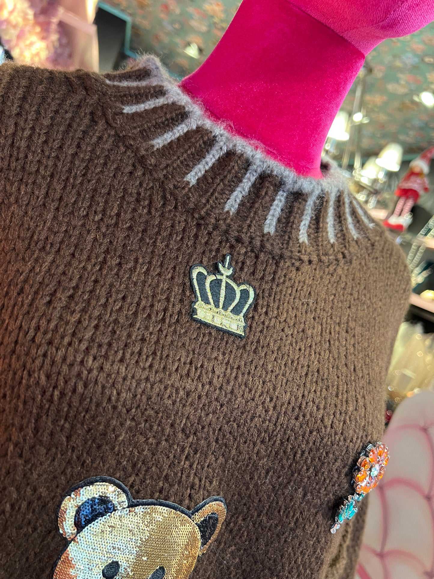 ABpink 🩷 maglia over cioccolato con profili grigi applicazione patch teddy micro paillettes ,patch cristalli e scritta Bonjour in paillettes