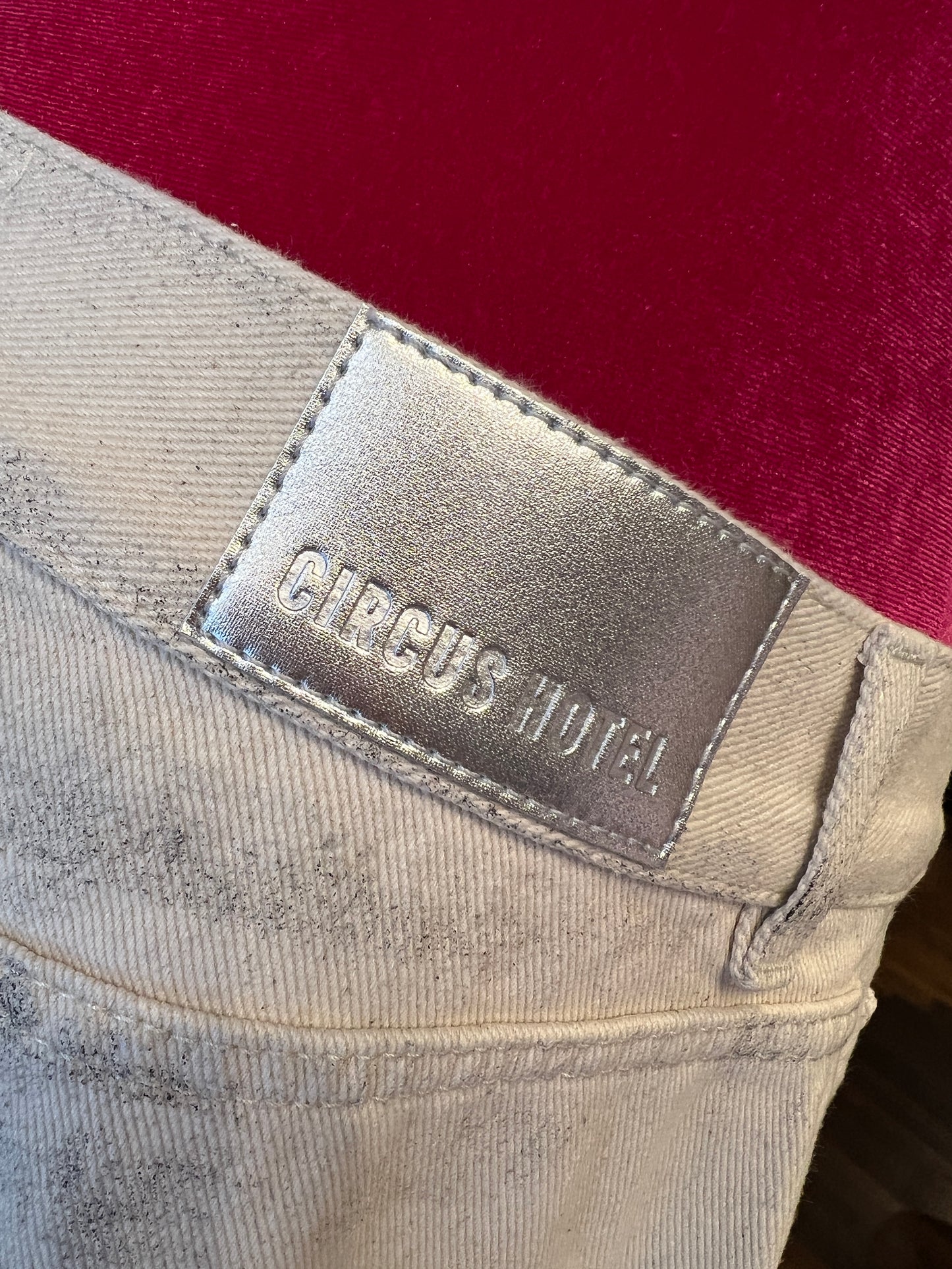 Circus Hotel pantalone in denim , modello wide leg con trattamento speciale, vita media