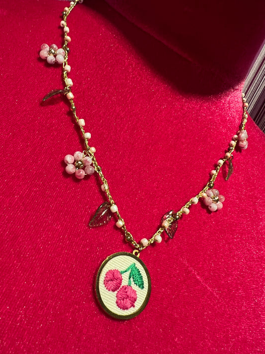 Collana girocollo con filo lavorato all’uncinetto,fiori di perline e ciondolo ciliegie ricamate