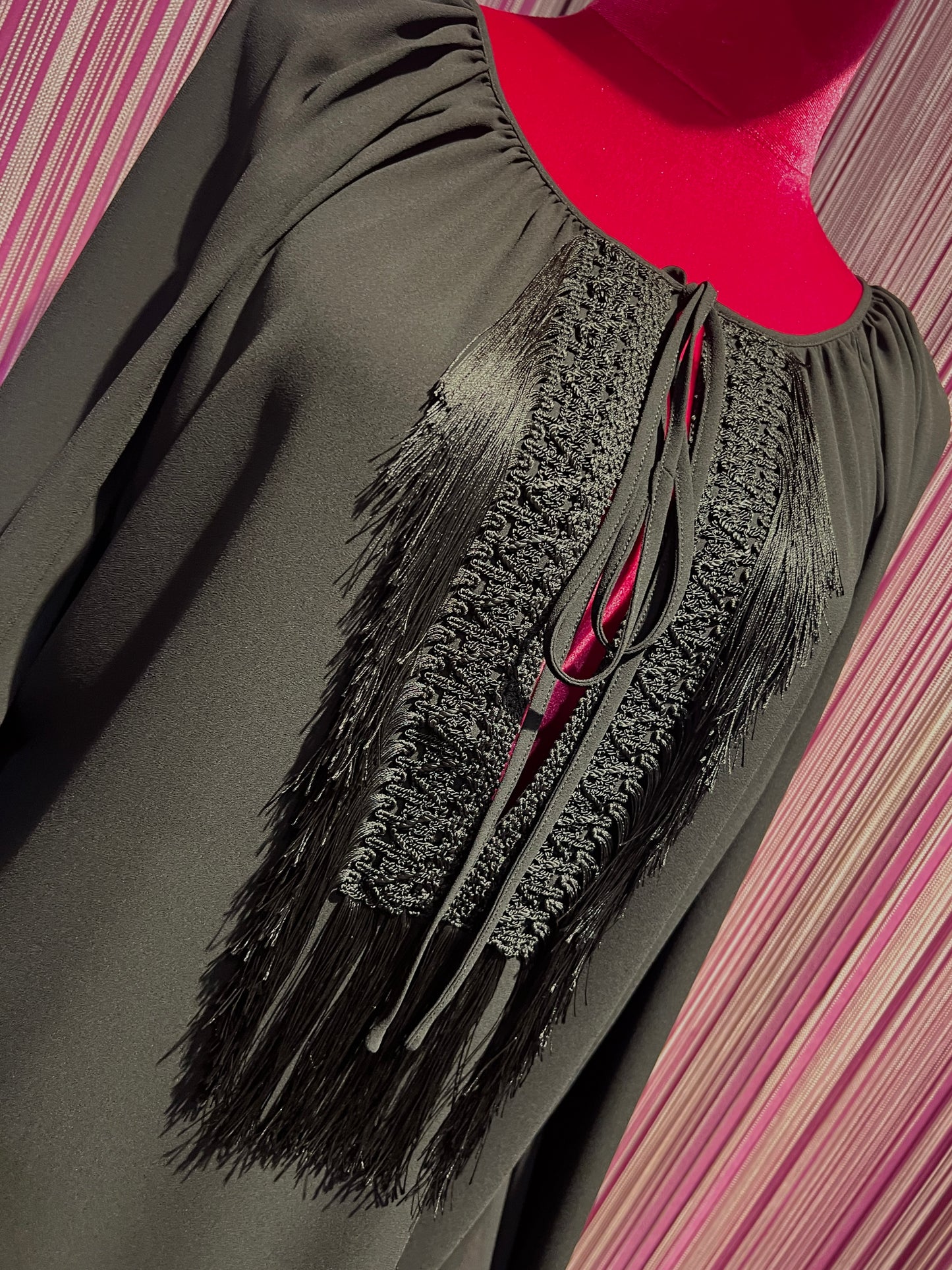 Dahlo blusa girocollo con frangia e maniche ampie