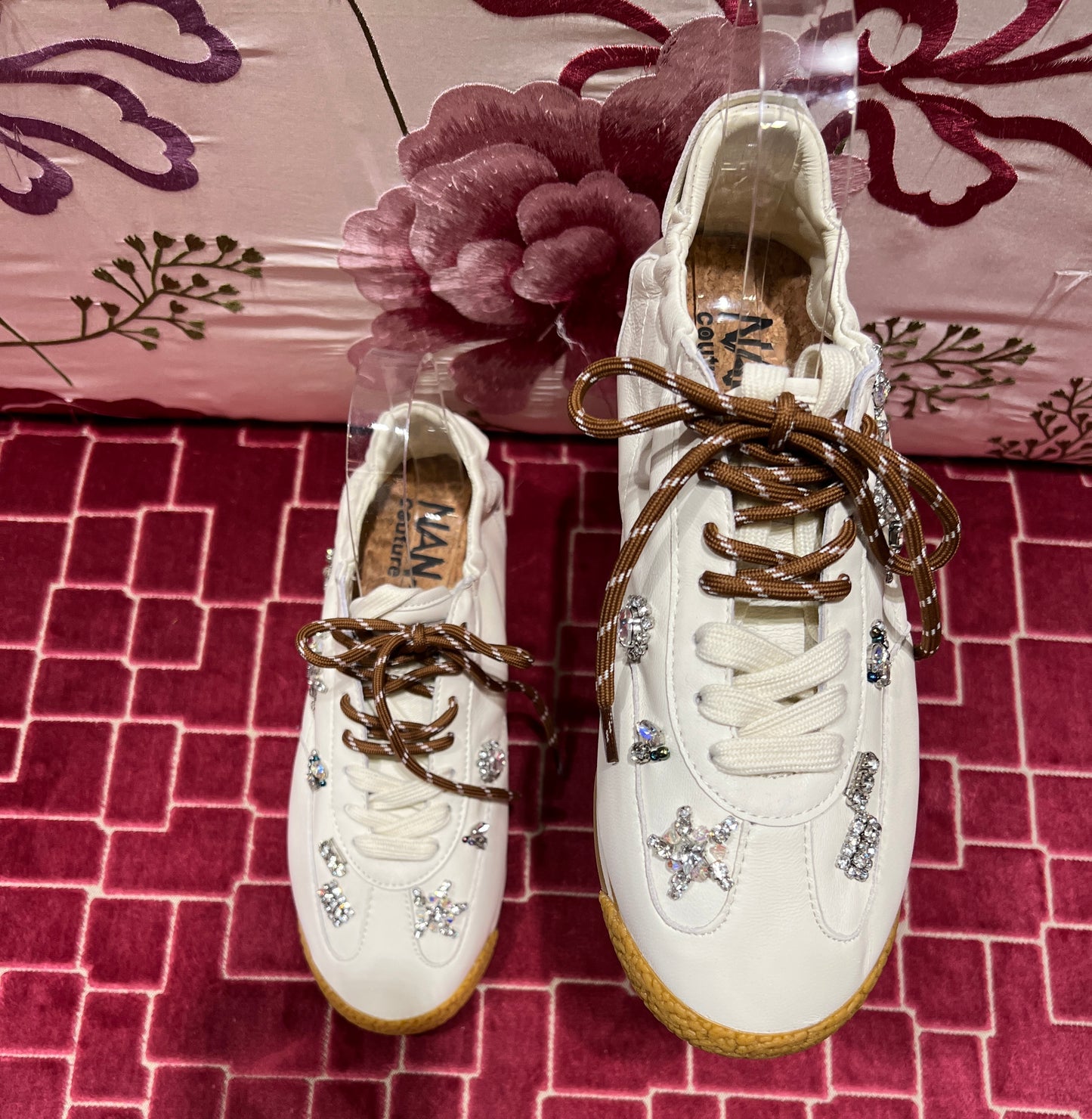 Nan-Ku sconto -30% sneaker di pelle ghiaccio con applicazioni stelle strass