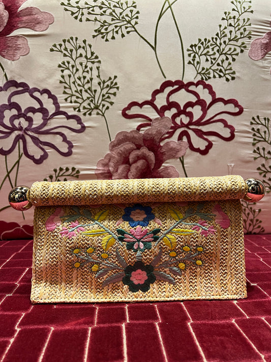 Borsa con tracolla in rafia ed ecopelle , ricami floreali e chiusura magnetica. Colore écru