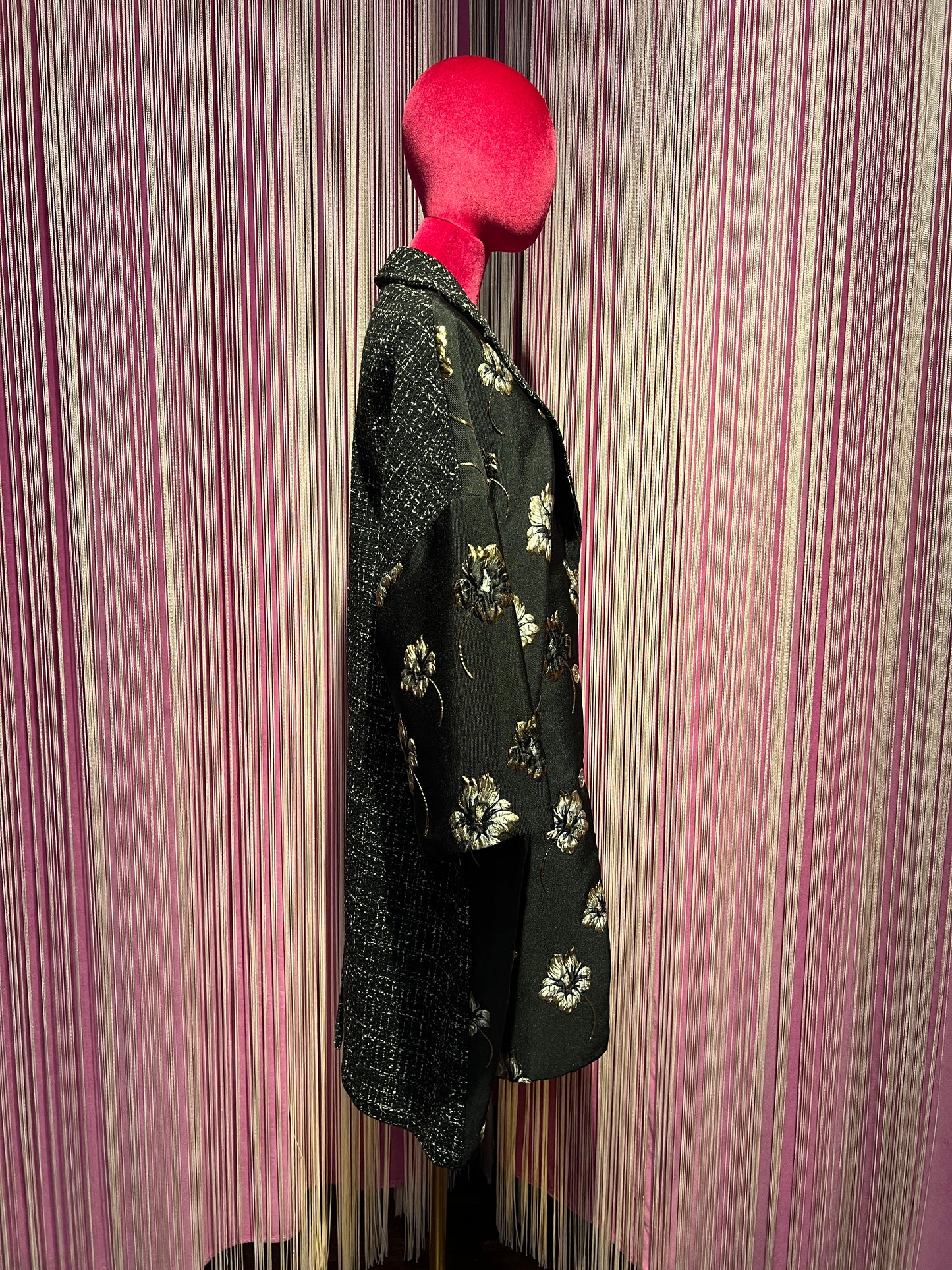 5 Progress cappotto fondo nero con patch rosa nera di paillettes , colletto e dietro tweed nero e bianco