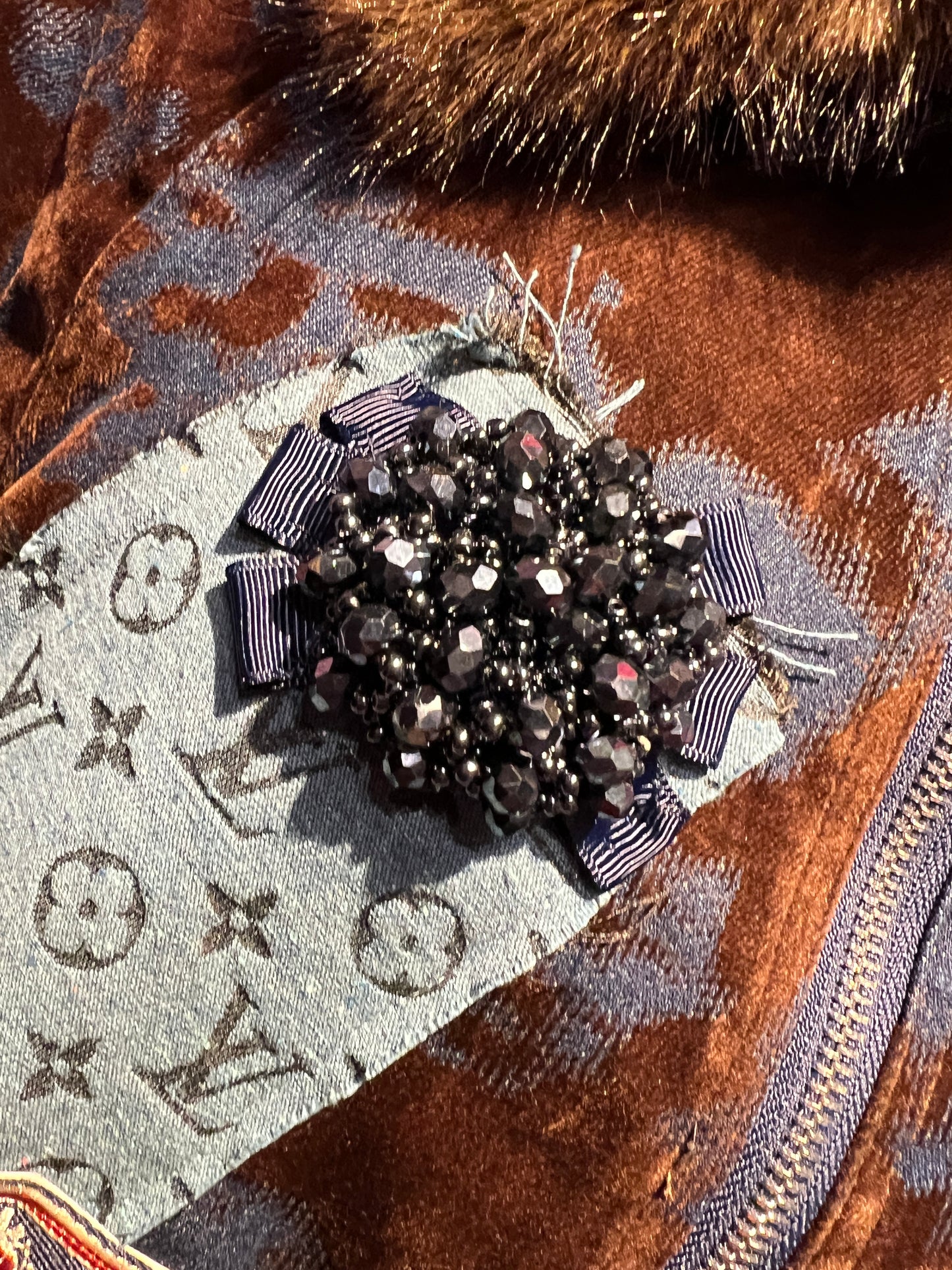 ABpink 🩷vellutina . Giubbino velluto con interno in ecopelliccia, colletto rimovibile , applicazioni patch cristalli blu e tessuto LV