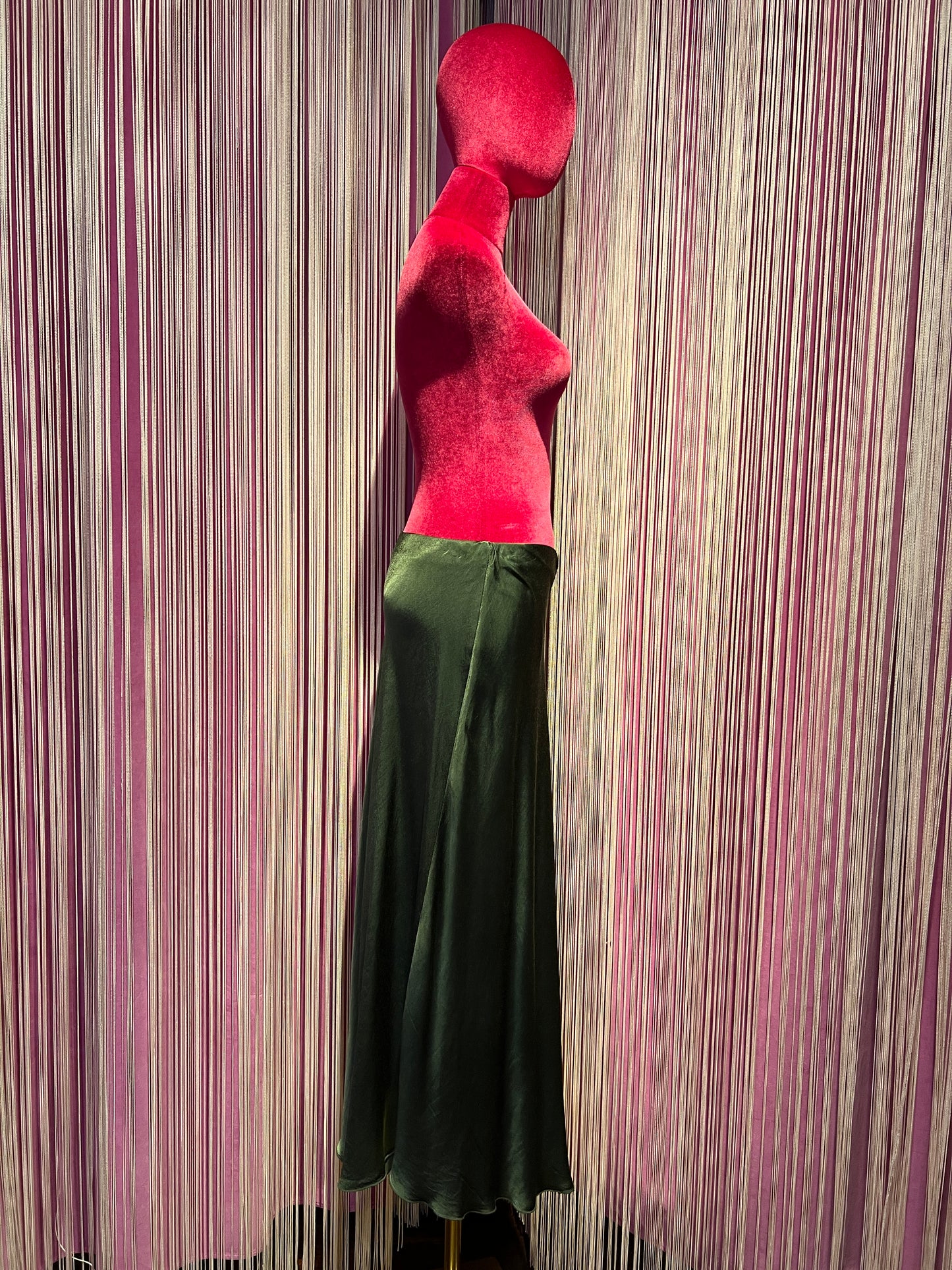Love & roses gonna a sirena in satin verde militare con elastico in vita
