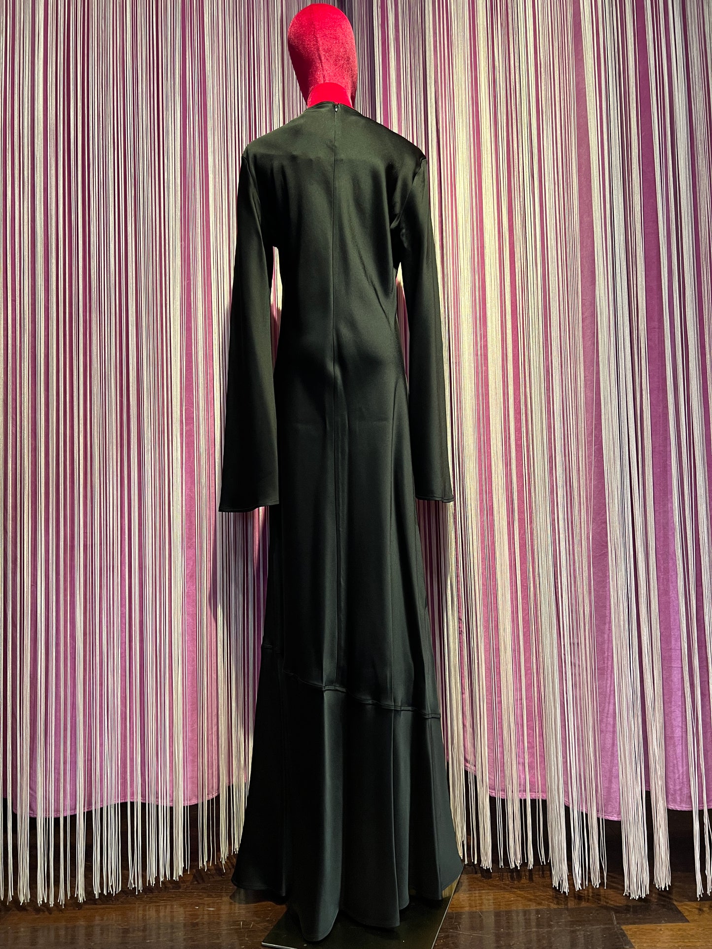 Semicouture abito nero satin lungo con maniche svasate