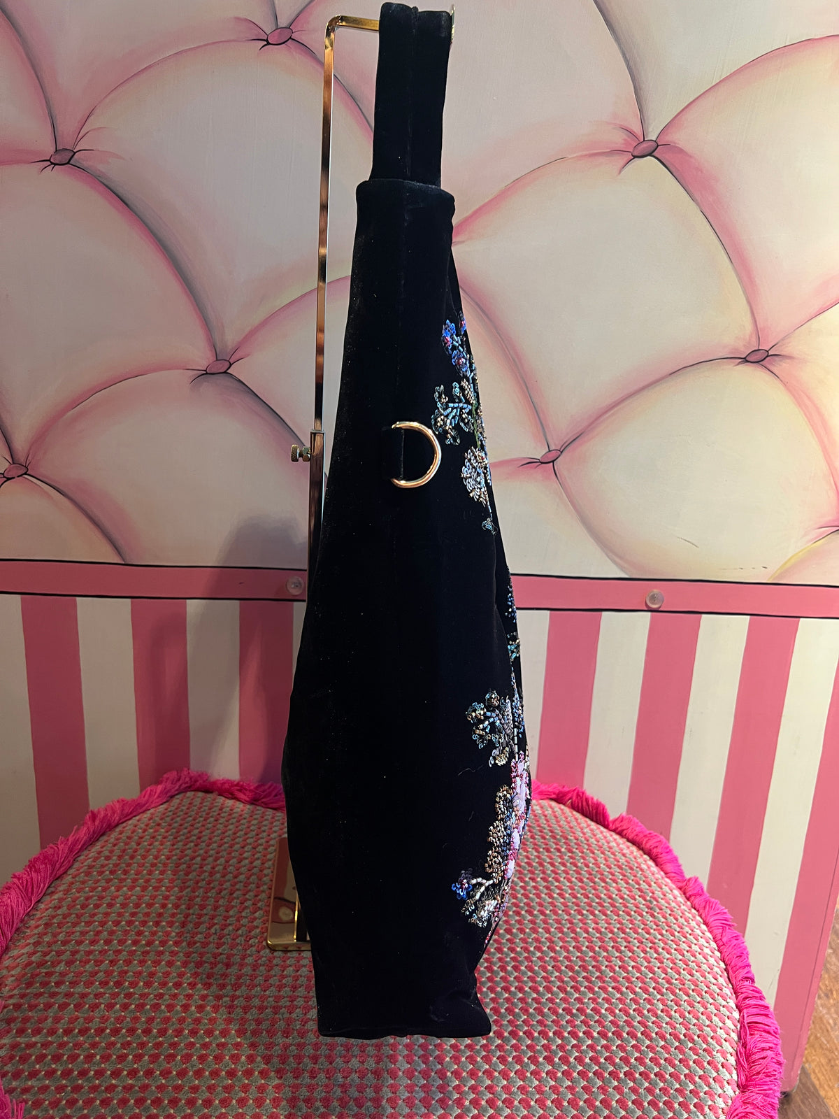 Borsa a spalla di velluto nero ricami floreali di paillettes e perline stile orientale con tracollina