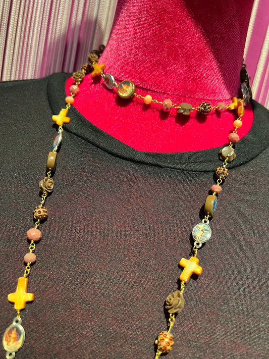 Collana lunga marrone chiaro croci e immagini sacre