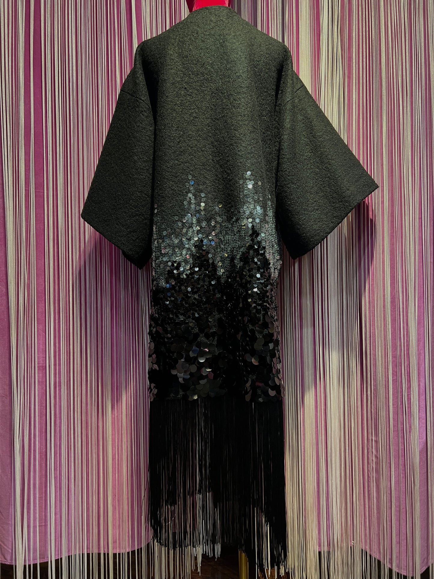 Dahlo cappotto manica kimono con frange e paillettes