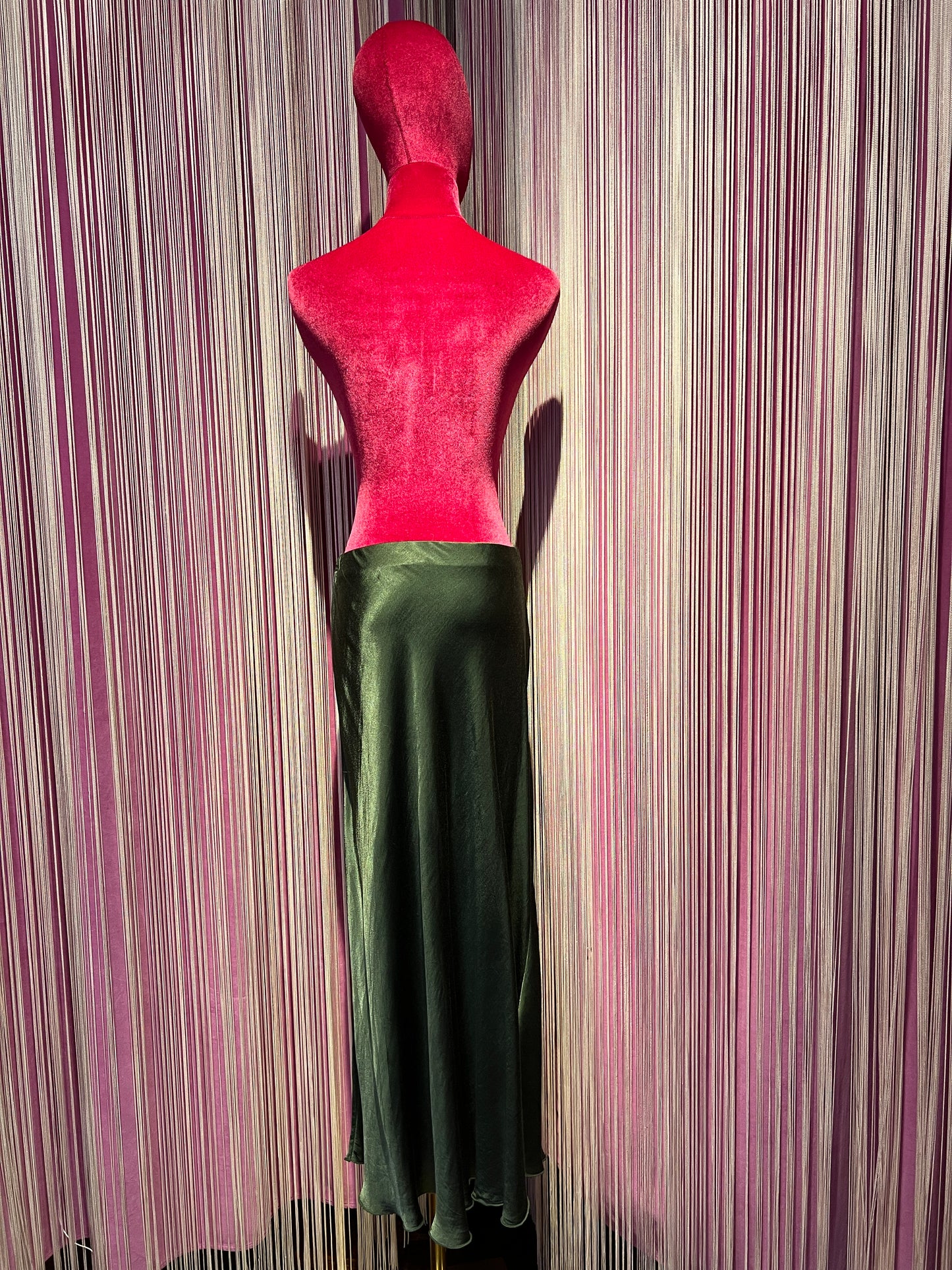 Love & roses gonna a sirena in satin verde militare con elastico in vita