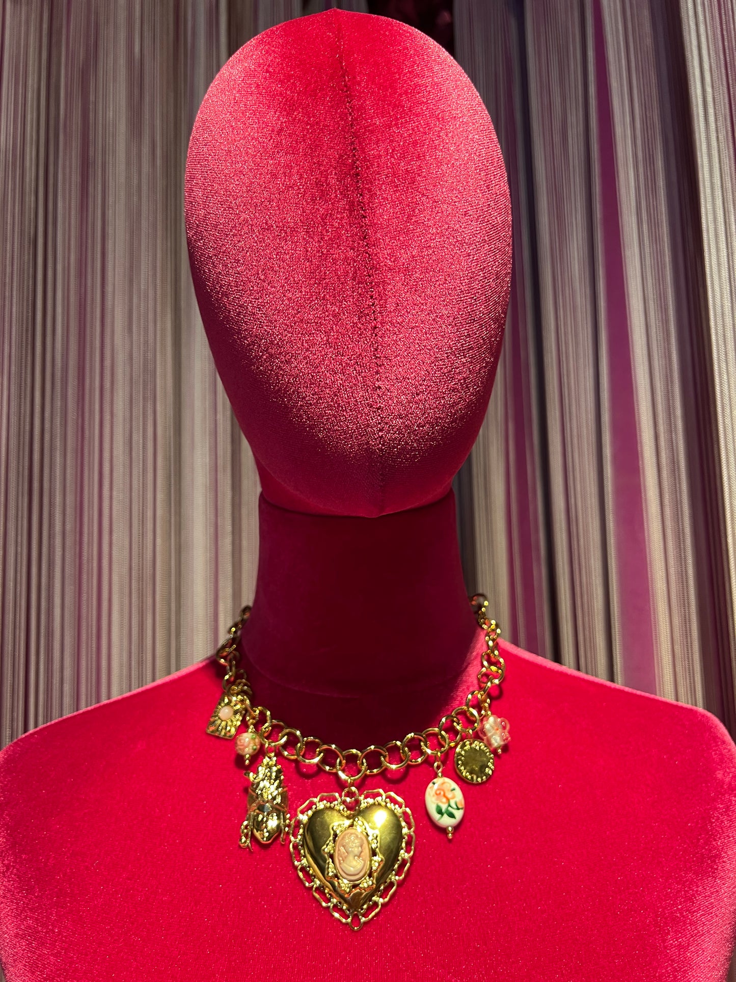 Collana dorata girocollo con cuore sacro con piccolo cameo e charms