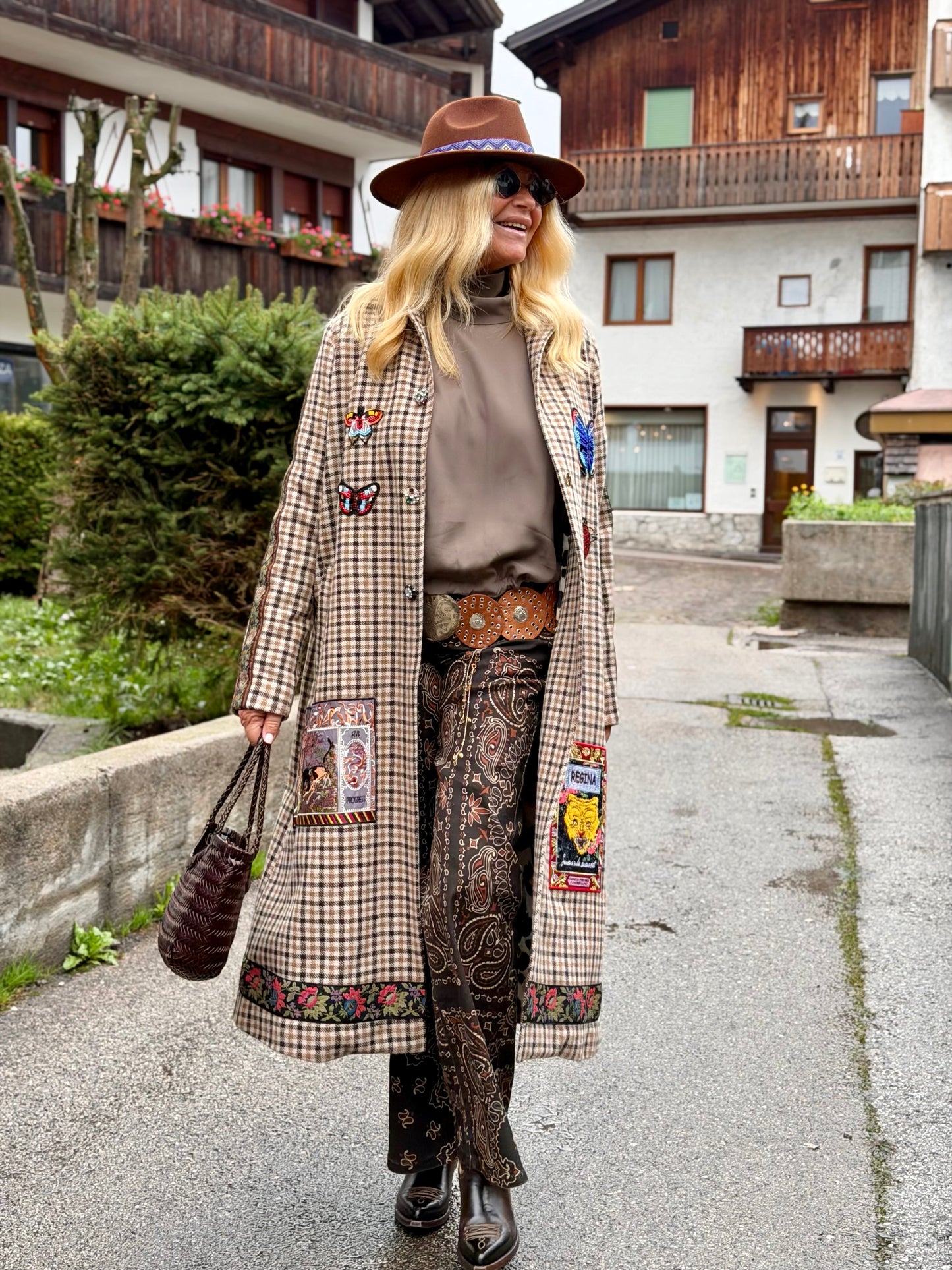 5 Progress cappotto lungo pied de poule marrone beige e panna con applicazioni perline farfalle , coccinella e patch