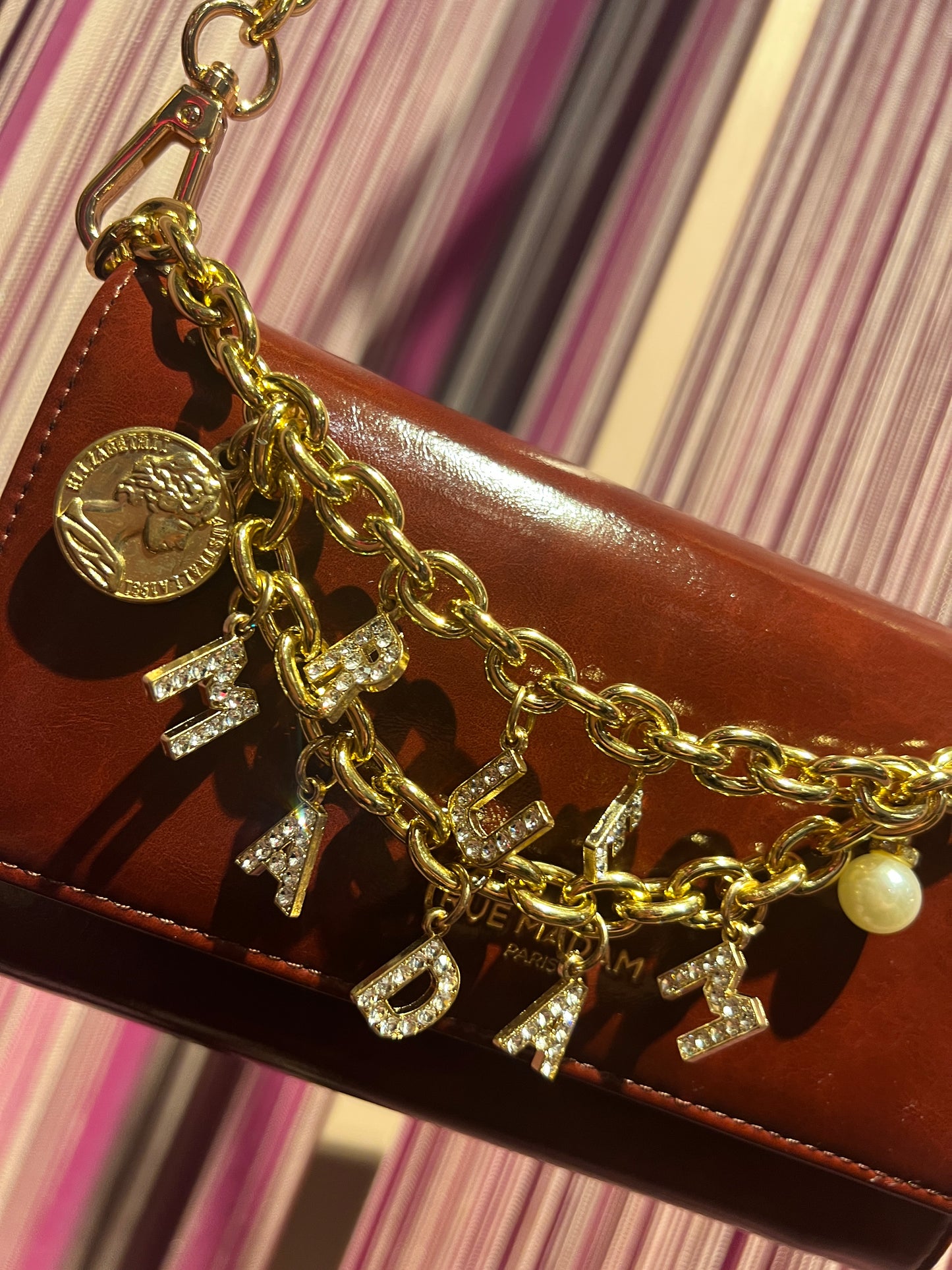Rue Madam borsa tracollina ecopelle burgundy con catene oro e charms