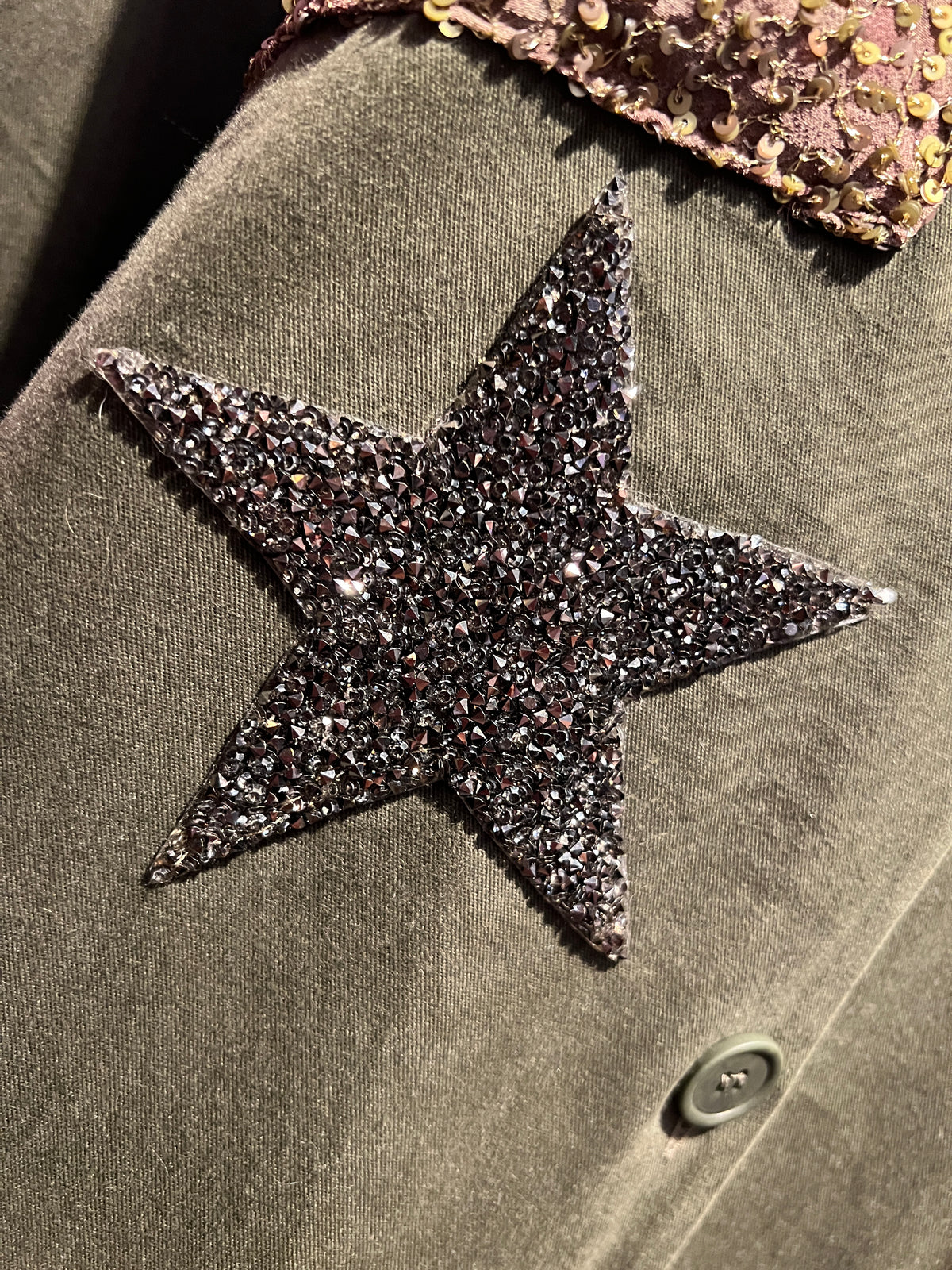 ABpink🩷 giacca Charlotte verde militare con patch tasche paillettes, stelle glitter e tigre sul retro vestibilita’ 40/48