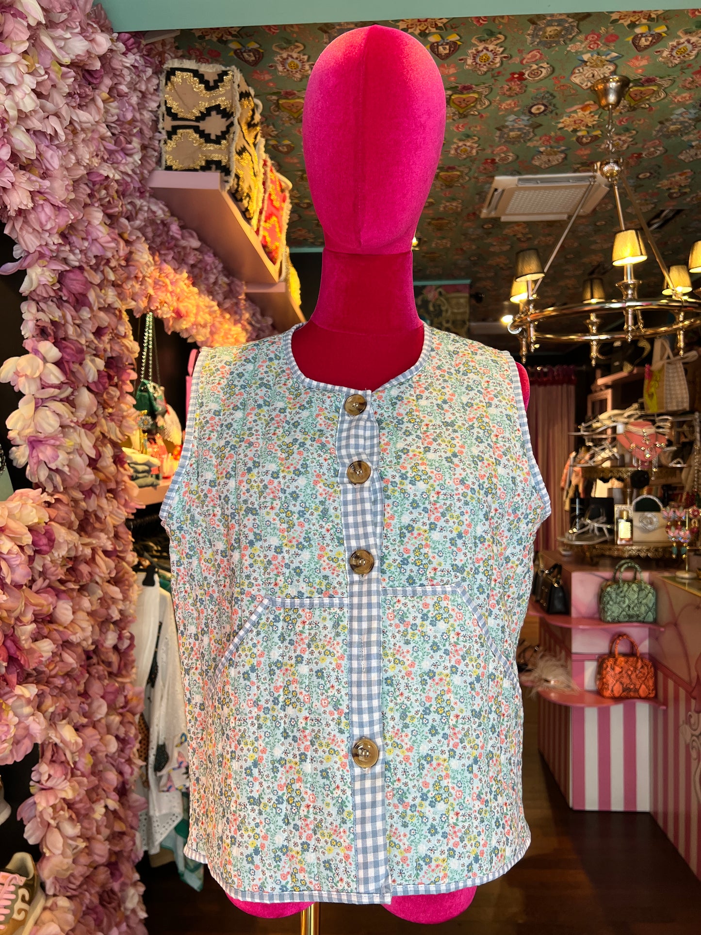 Mon amour Paris gilet cotone fantasia floreale su fondo celeste con interno e profili fantasia vichy