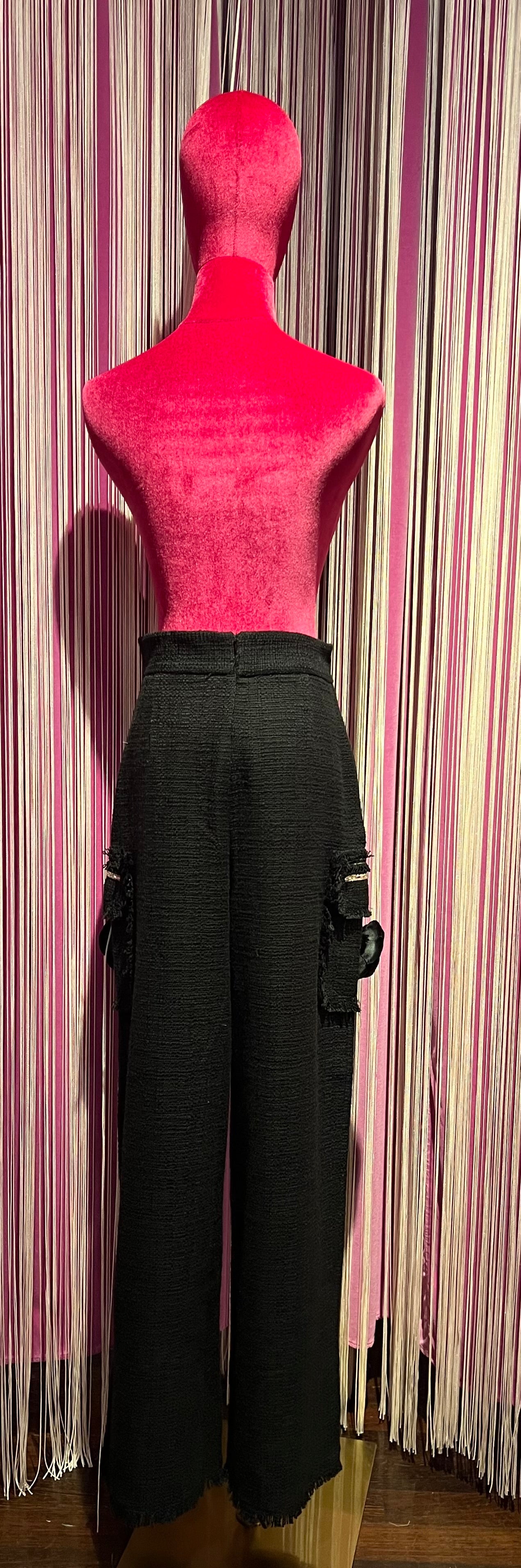 Clo’h pantalone a palazzo in juta nero con tasche frange e camelia nera