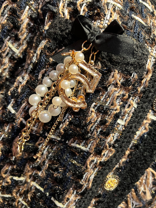 ABpink🩷 giacca in tweed nero e oro con spilla camelia