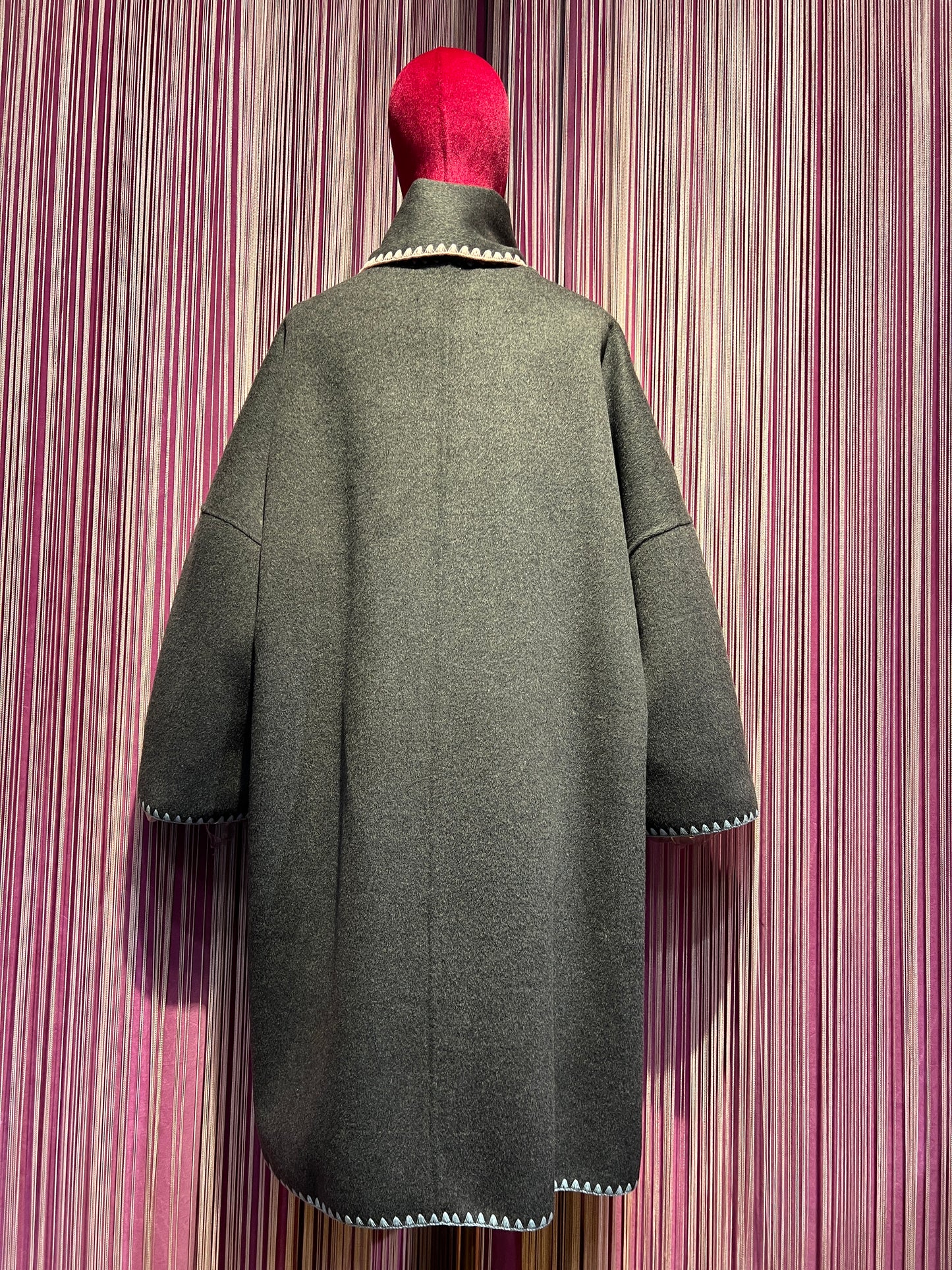 Sincere Paris cappotto con sciarpa rimovibile grigio scuro con bordi rosa e celesti