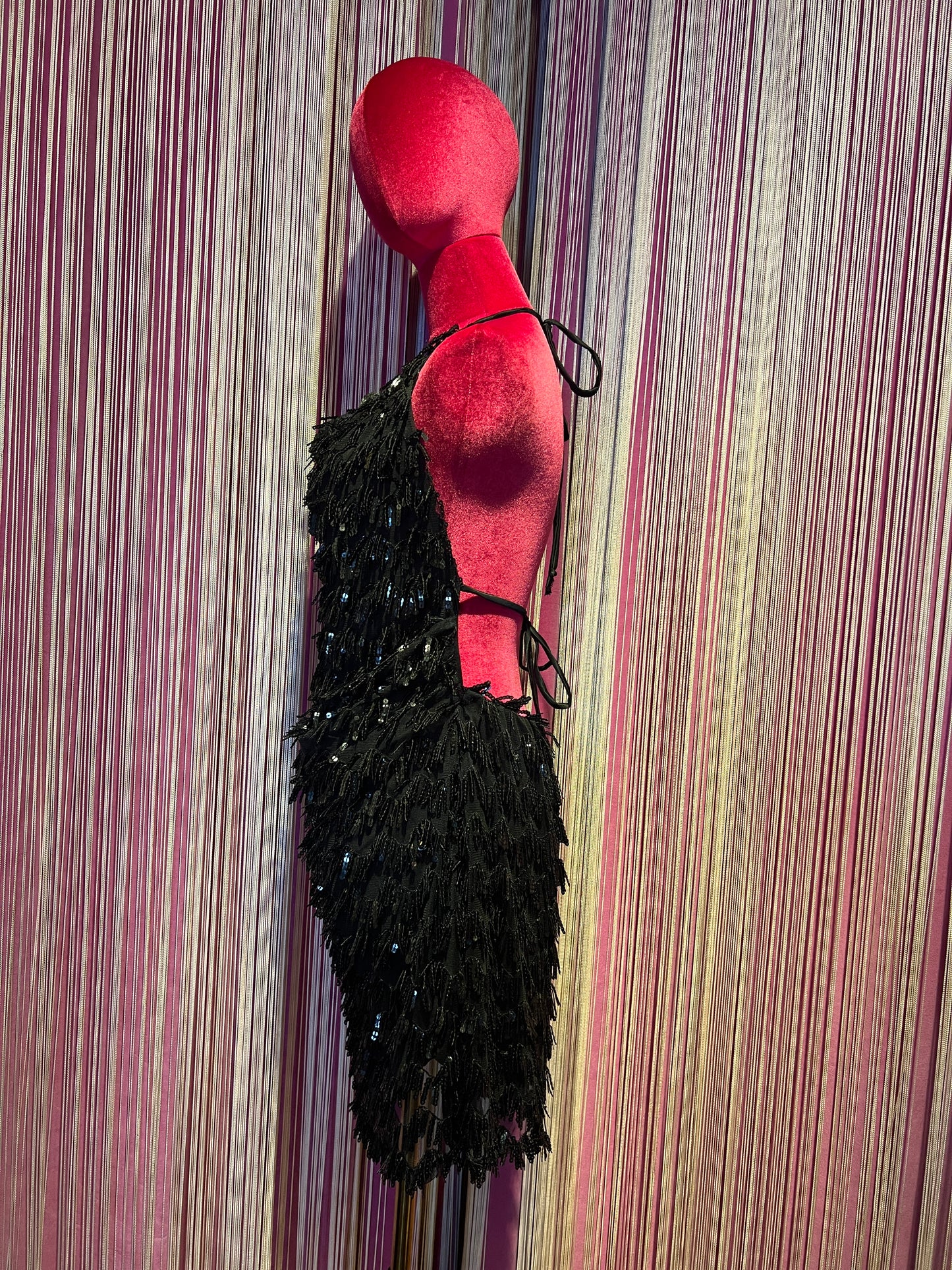 The room abito corto nero con frange dí paillettes scollato dietro