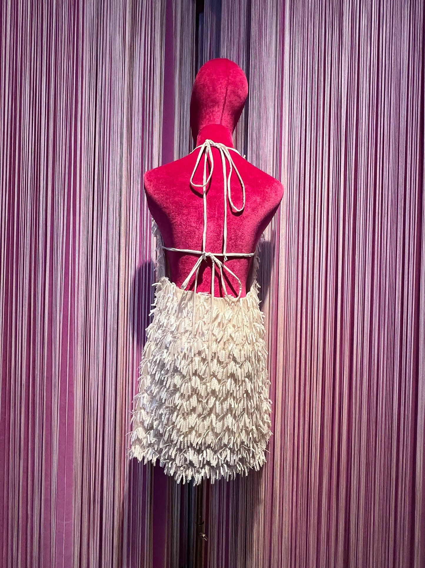 The room abito corto panna con frange di paillettes scollato dietro