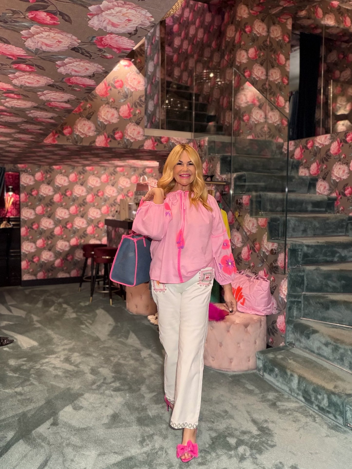 Mon amour Paris pantalone jeans denim bianco con tasche ricamate cuore e scritta bisous bisous (Le taglie dei capi sono espresse in formato internazionale (S, M, L, XL…) e accompagnate dalla corrispondente taglia francese indicata in etichetta.)