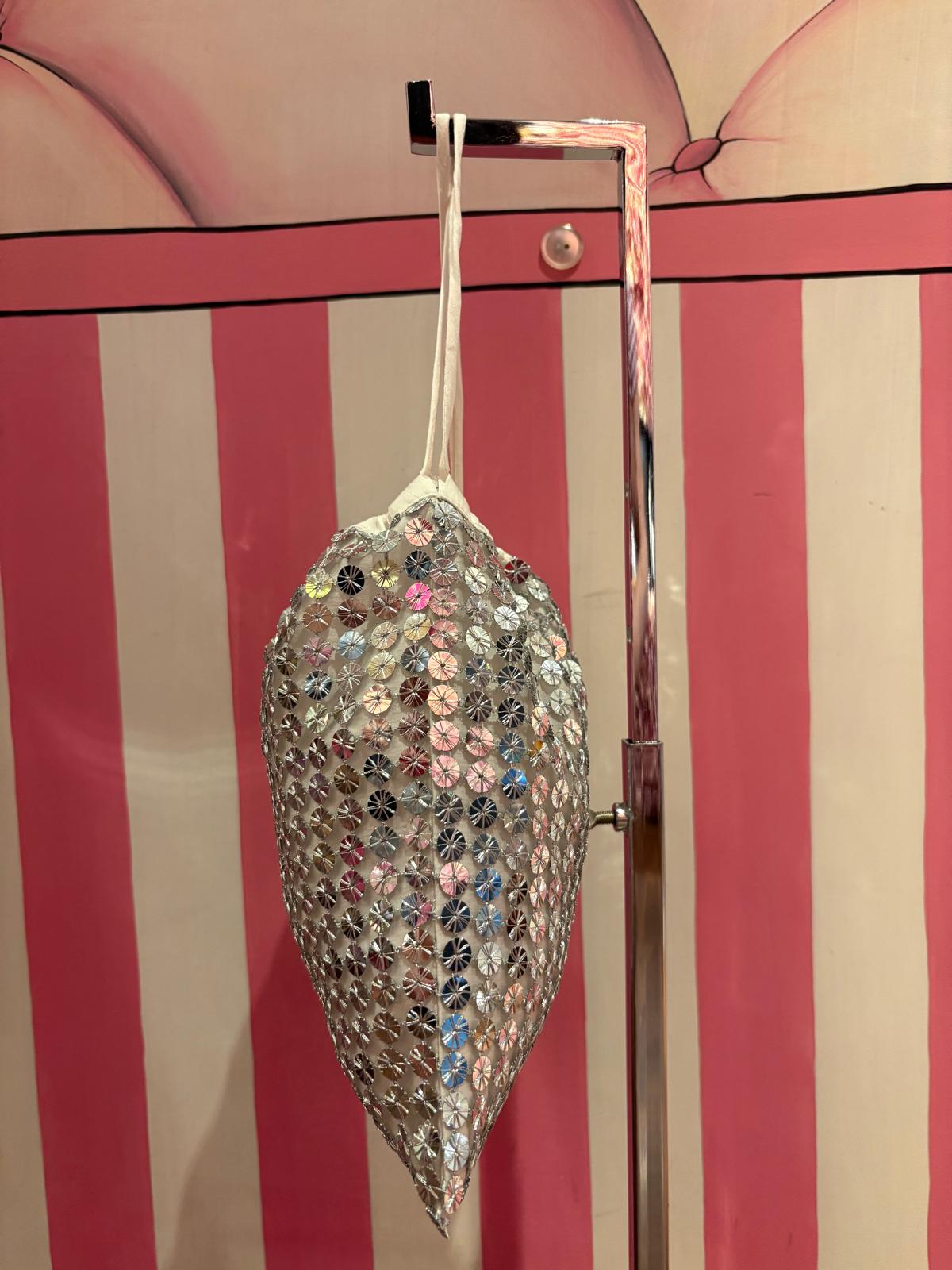 Isabelle Blanche Paris pochette in paillettes argento