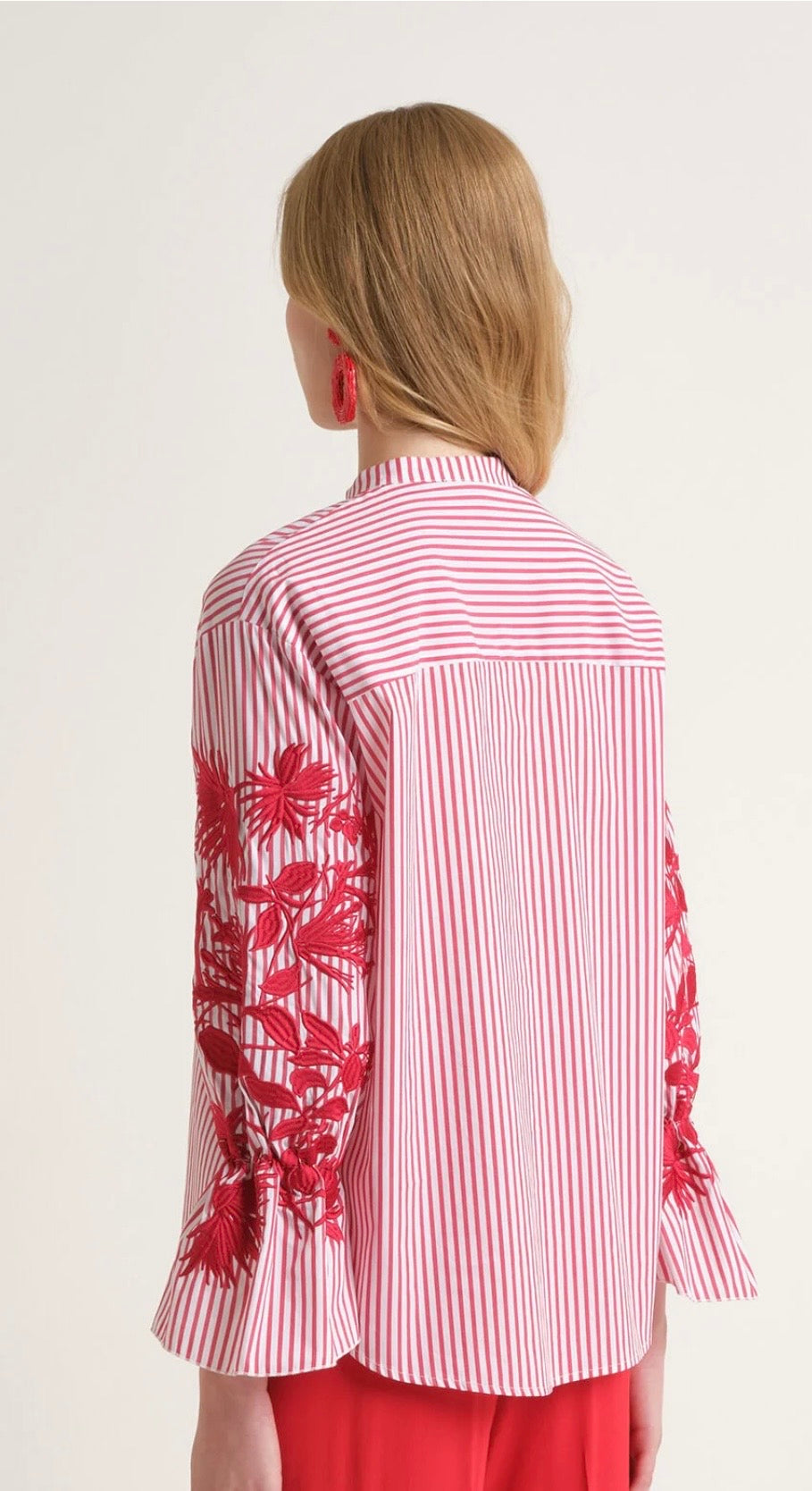 Maliparmi camicia collo guru a righe bianco e rosso maniche con ricamo ramage motivo floreale