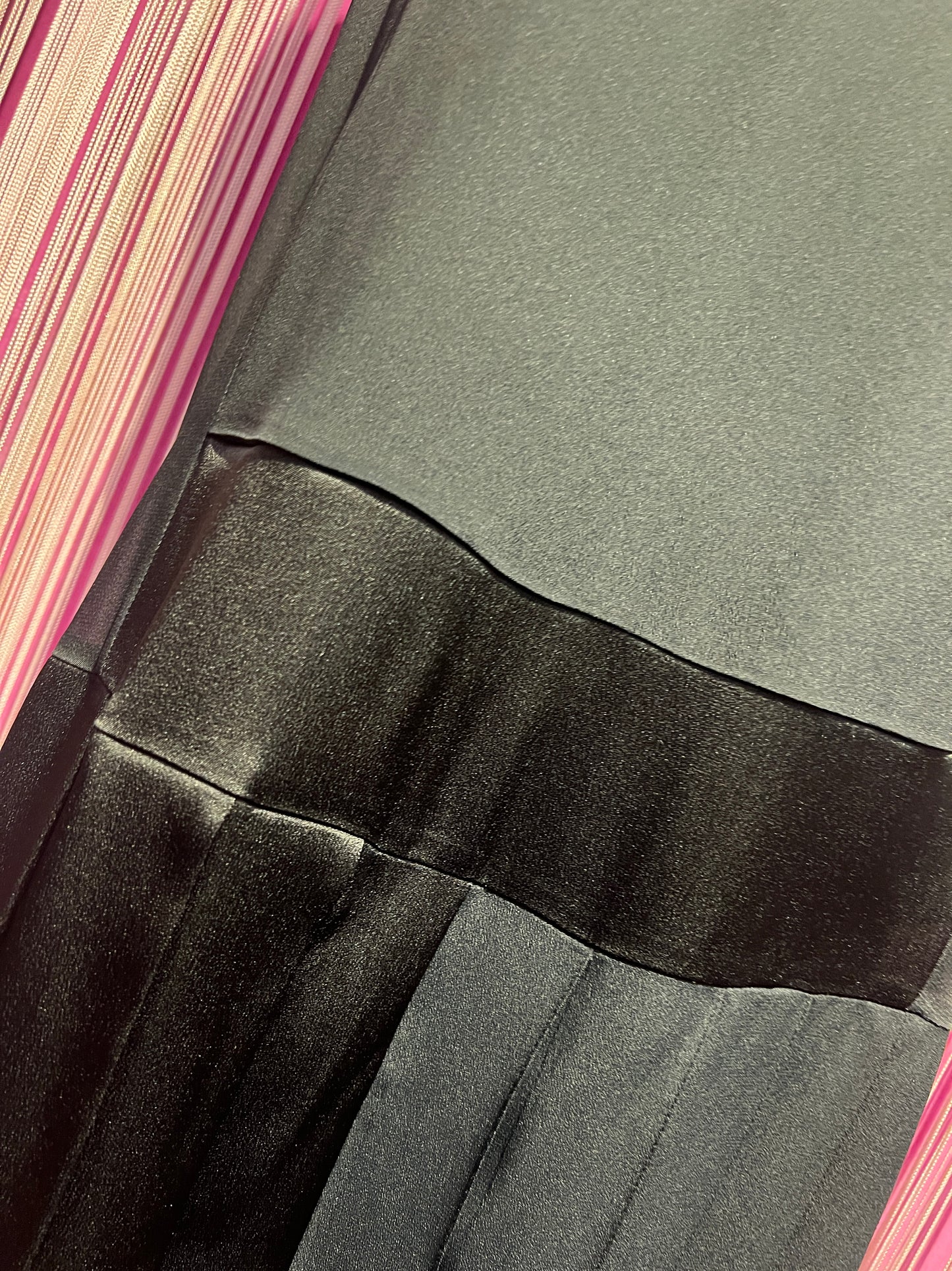 Semicouture -40% di sconto abito smanicato in georgette e raso con parte sottostante a pieghe bordate di pizzo
