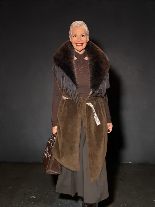 Uncommon gilet simil montone cioccolato con collo simil pelliccia ,frange e cinta