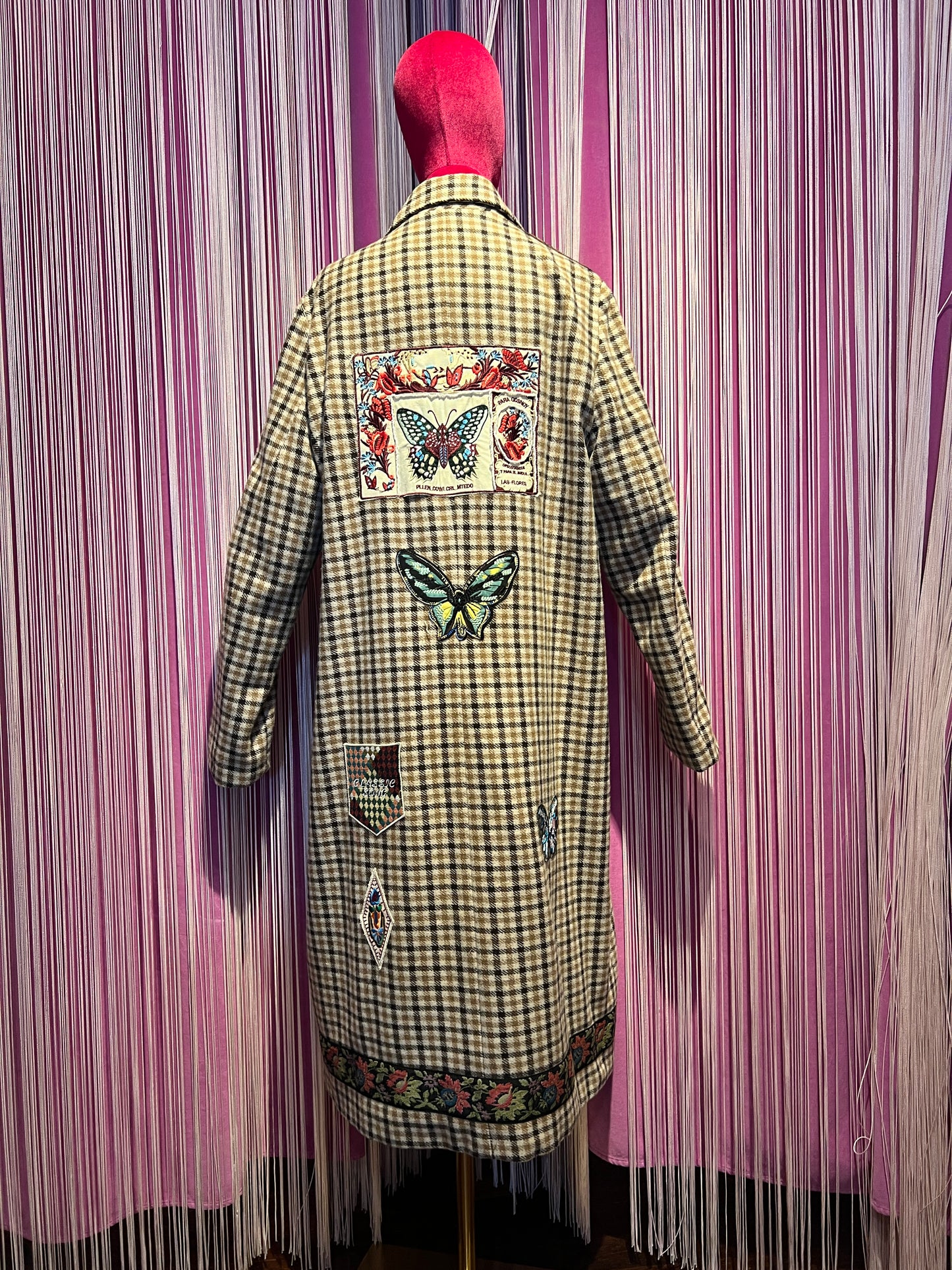 5 Progress cappotto lungo pied de poule marrone beige e panna con applicazioni perline farfalle , coccinella e patch