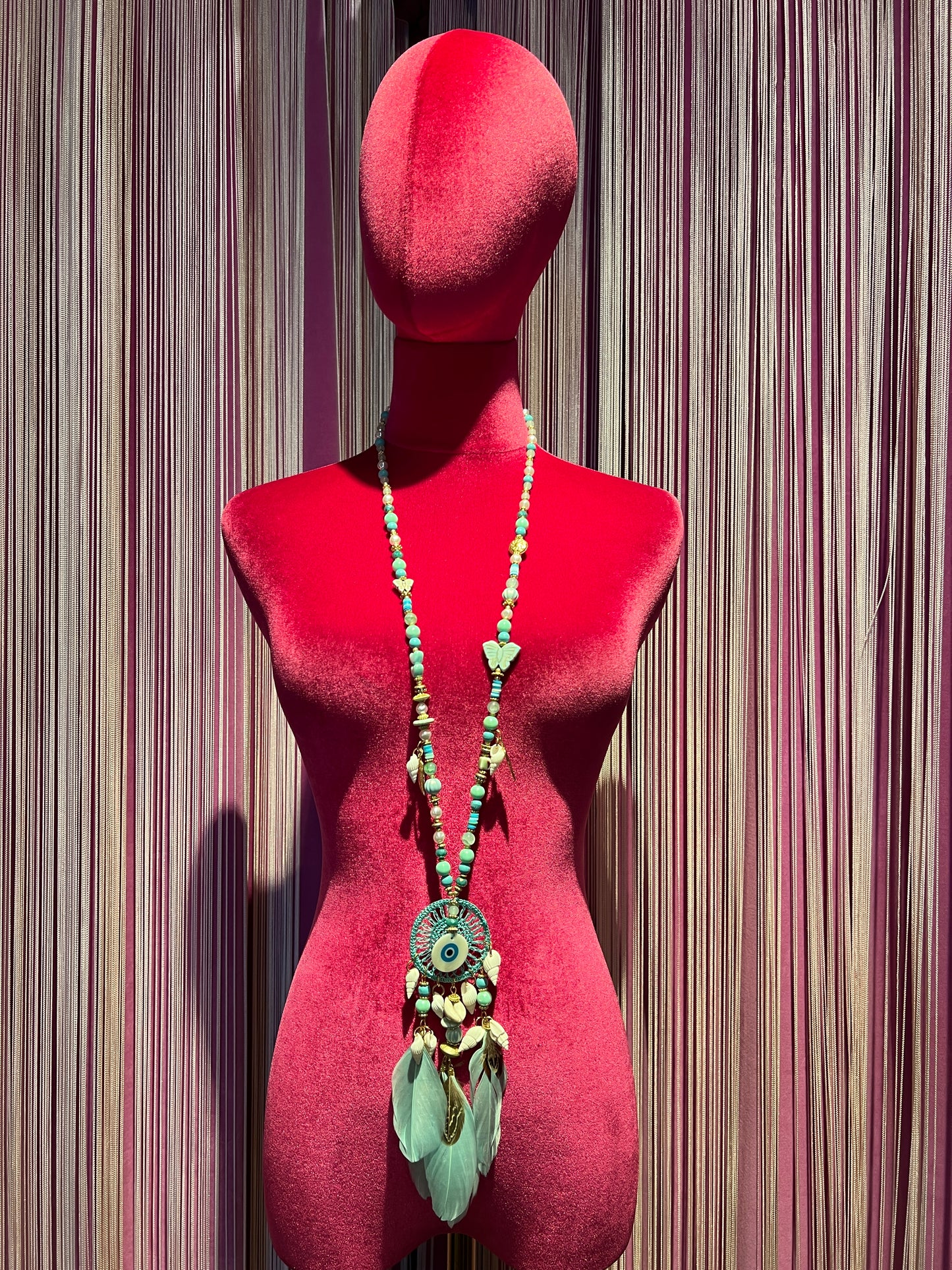 Collana lunga con perline toni turchese conchiglie e acchiappasogni con piume turchesi