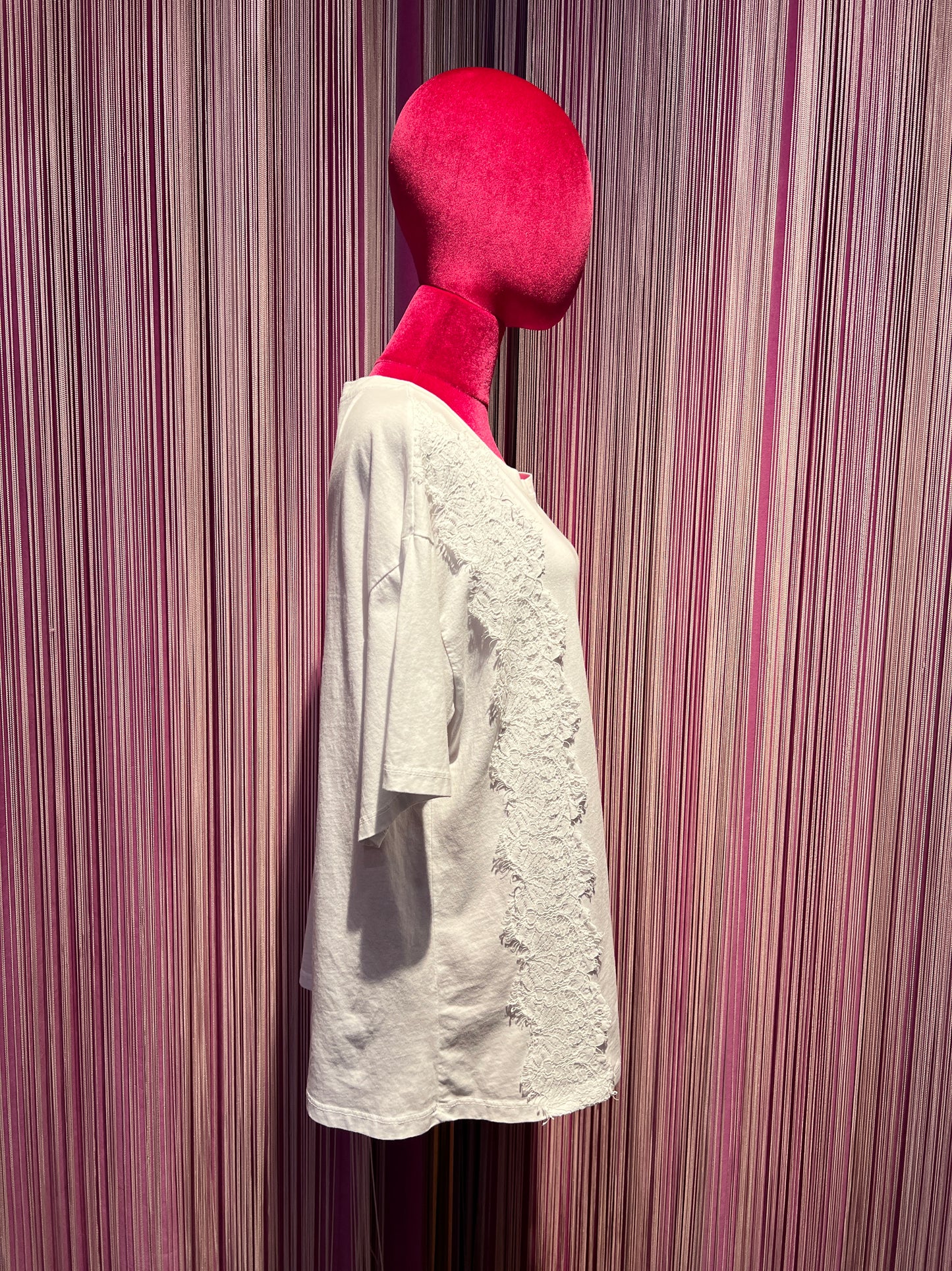 The room t shirt di cotone bianca con pizzo laterale