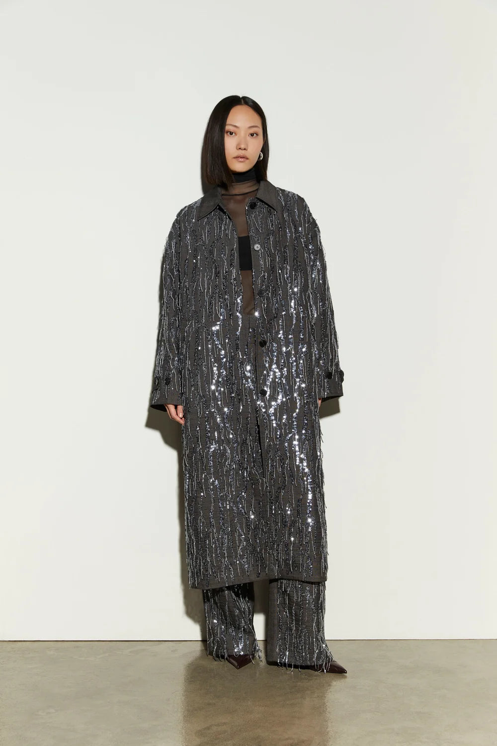 Isabelle Blanche Paris cappotto antracite con ricami paillettes