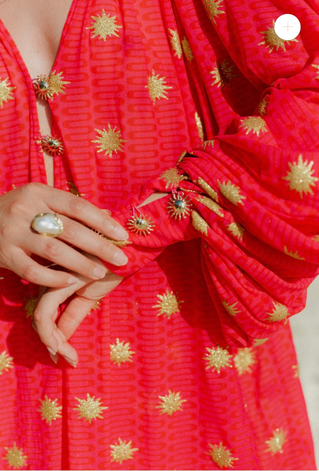 Sundress abito corto rosa acceso motivi geometrici ondulatori e stampe glitterate dorate a forma di sole bottoni dorati a forma di sole