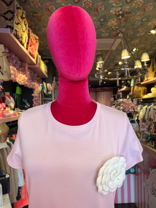 Mon amour Paris -20% di sconto t shirt cotone rosa con spilla camelia uncinetto bianca