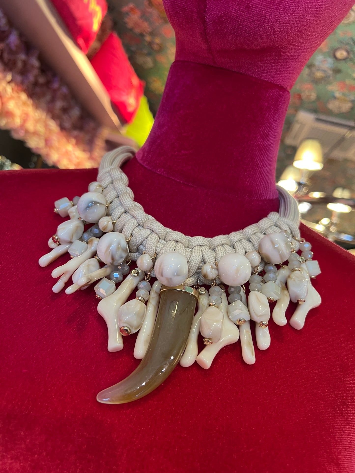 Collana girocollo cordino avorio con corno e coralli